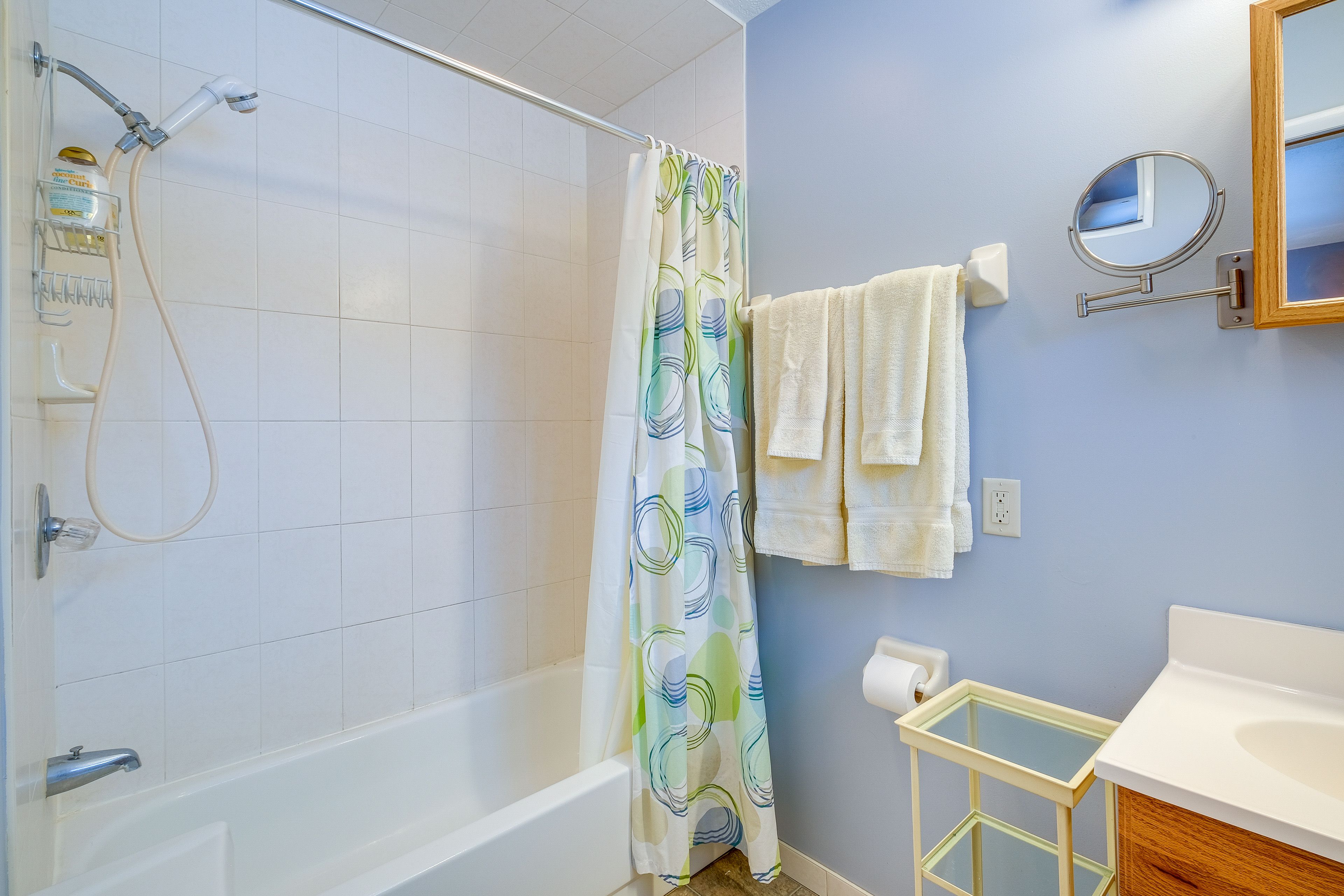 Full Bathroom | Towels Provided