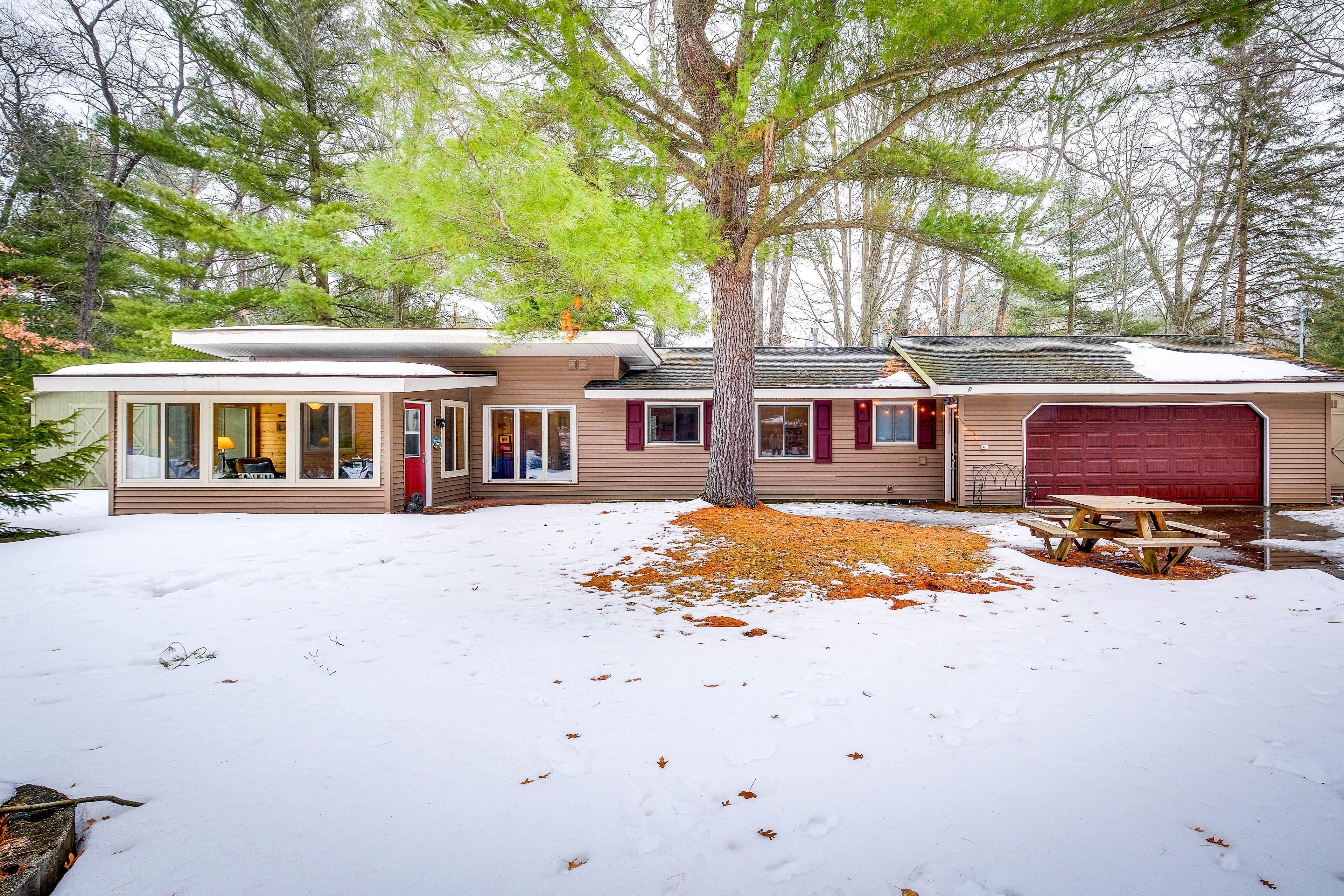 Roscommon Vacation Rental | 3BR | 2BA | 1,147 Sq Ft | Step-Free Access