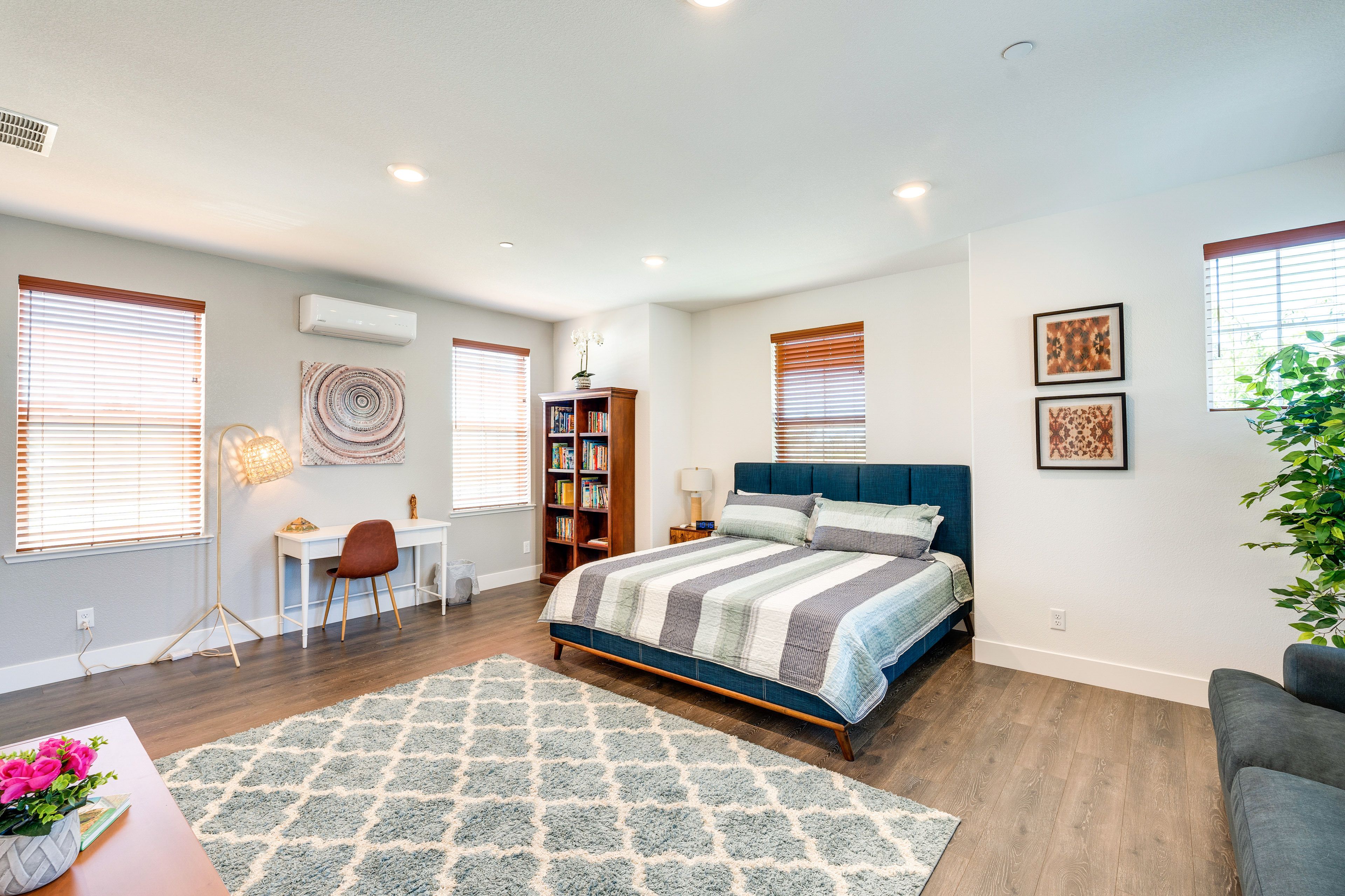 Studio | King Bed | Laptop-Friendly Workspace | Smart TV