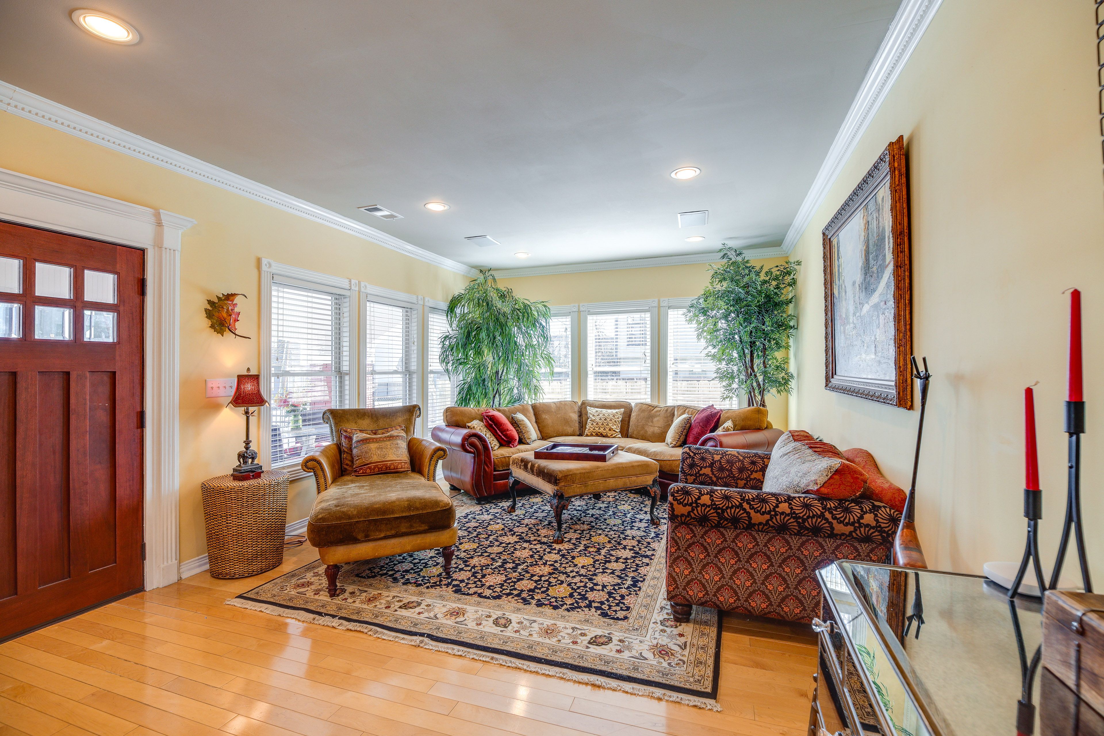 Living Room | Free WiFi | Central A/C