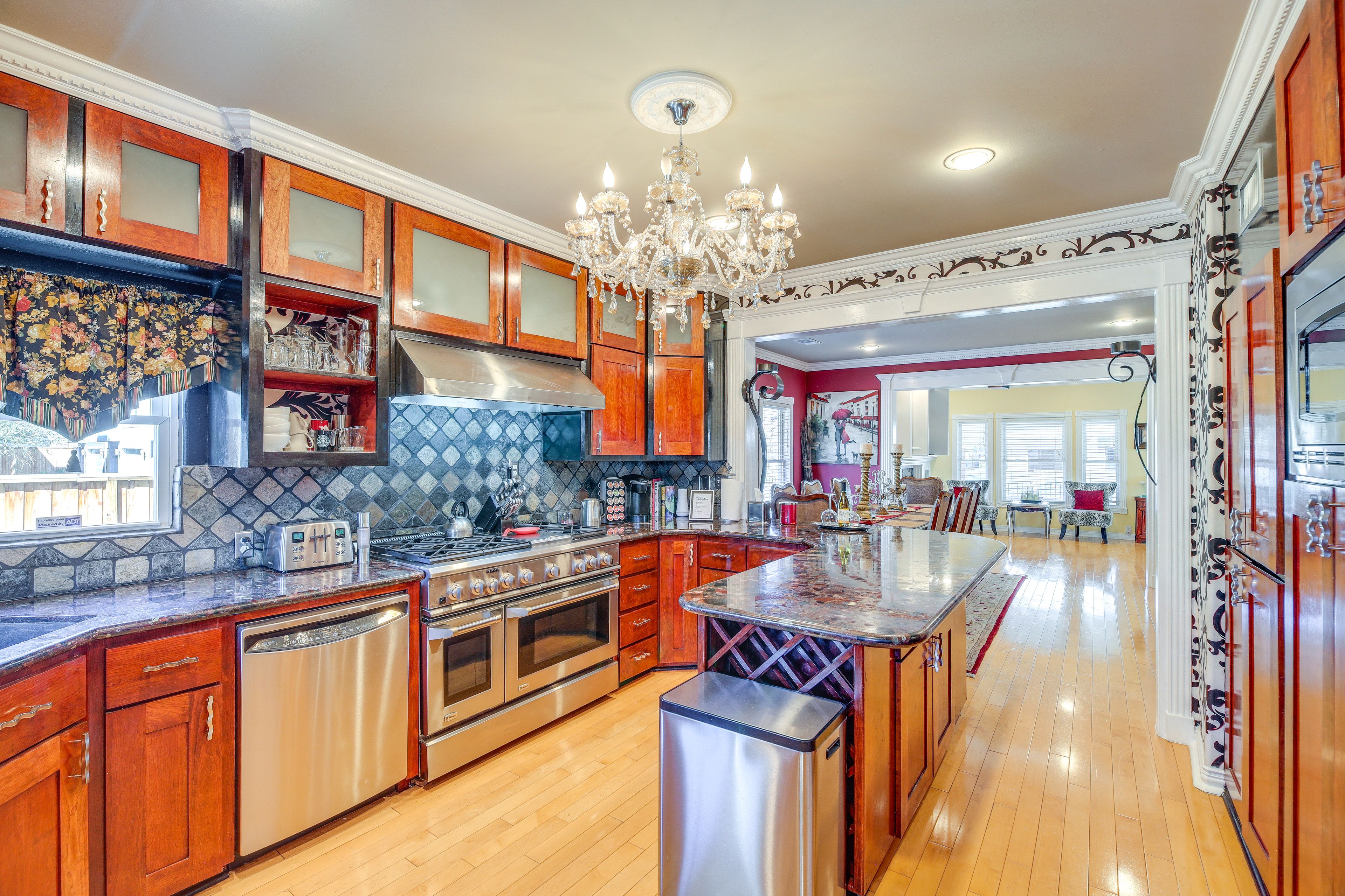 Kitchen | Paper Towels/Trash Bags Provided