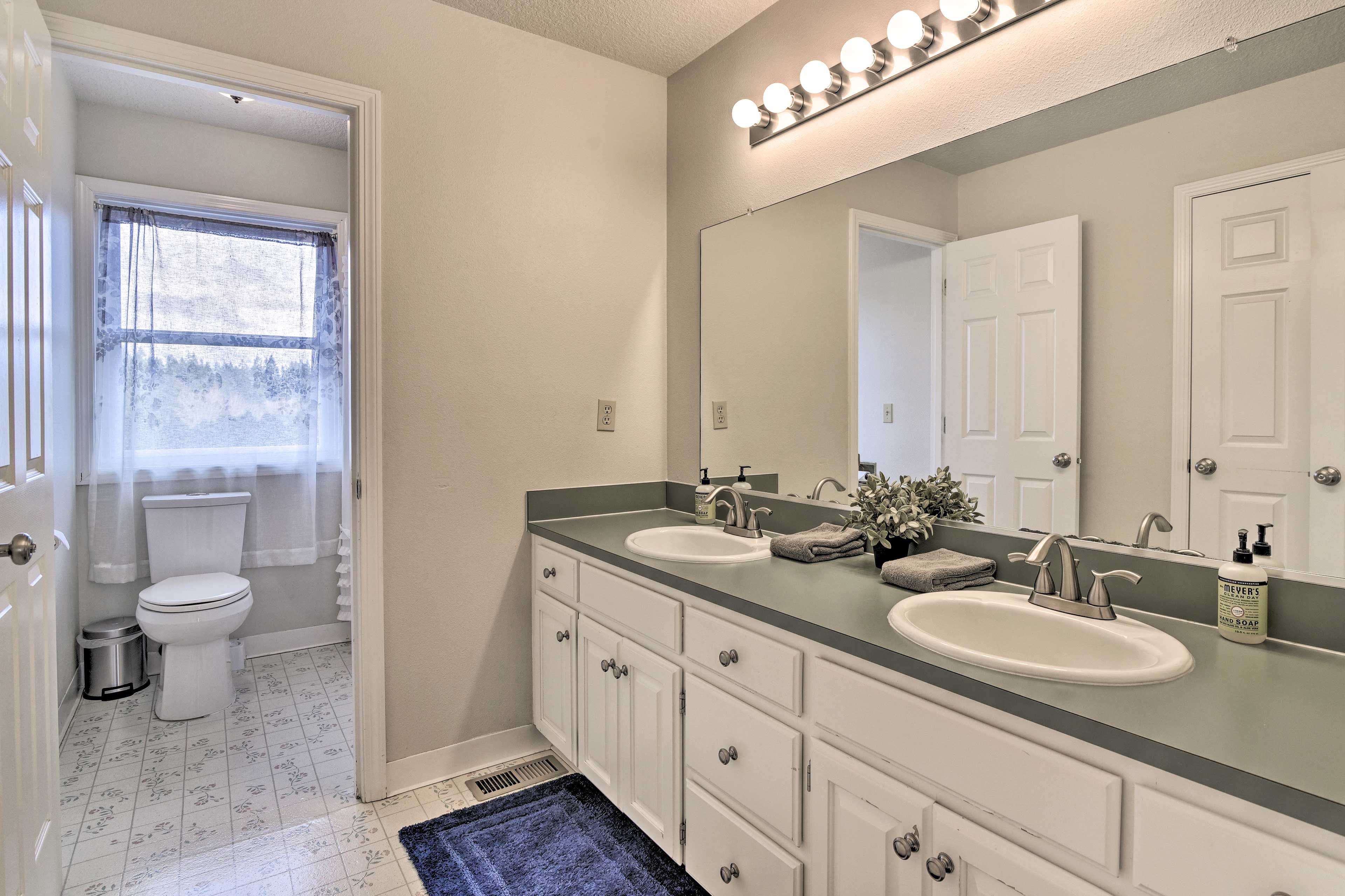 Full Bathroom | 2nd Floor