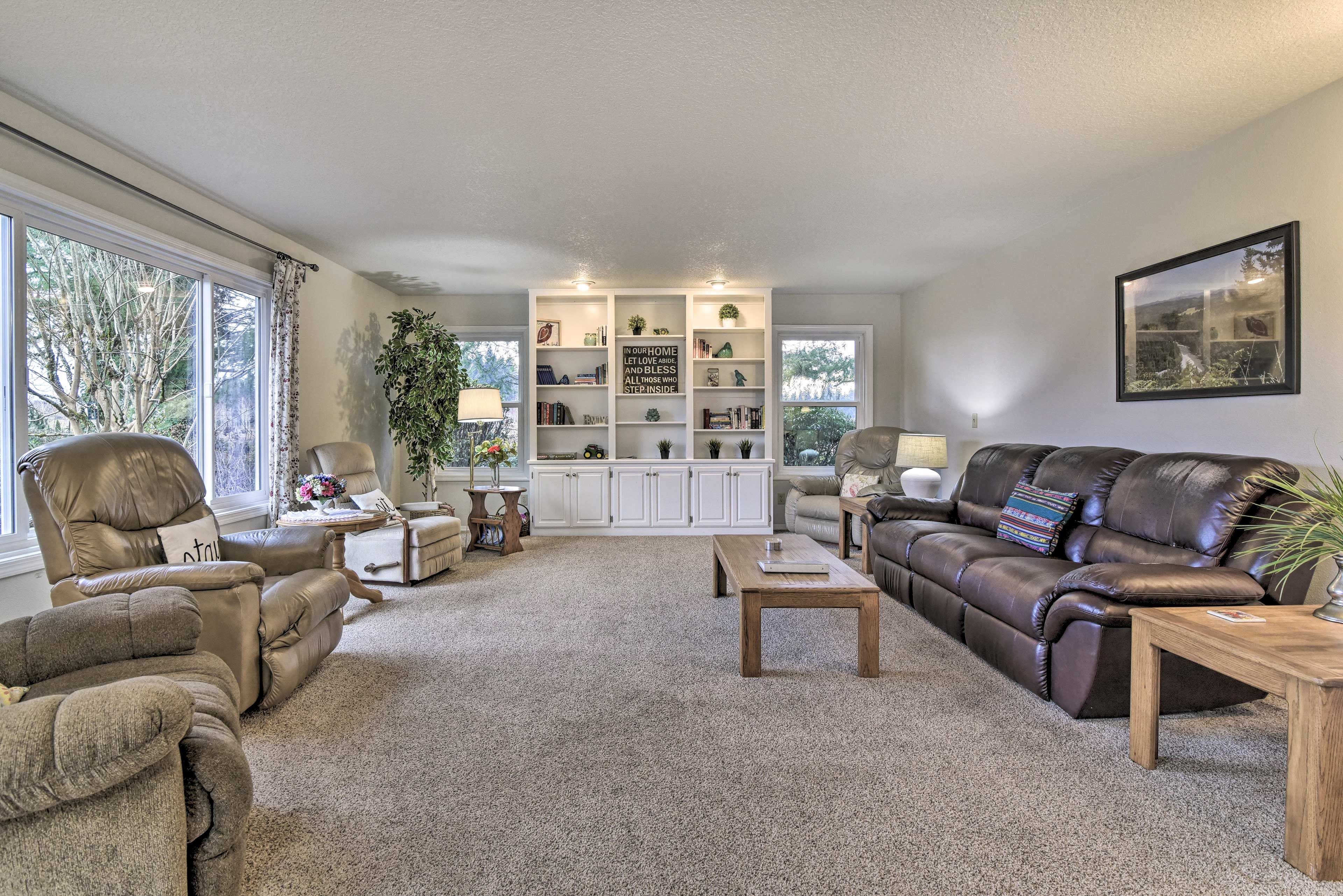 Living Room | 1st Floor | Free WiFi | Central A/C & Heating