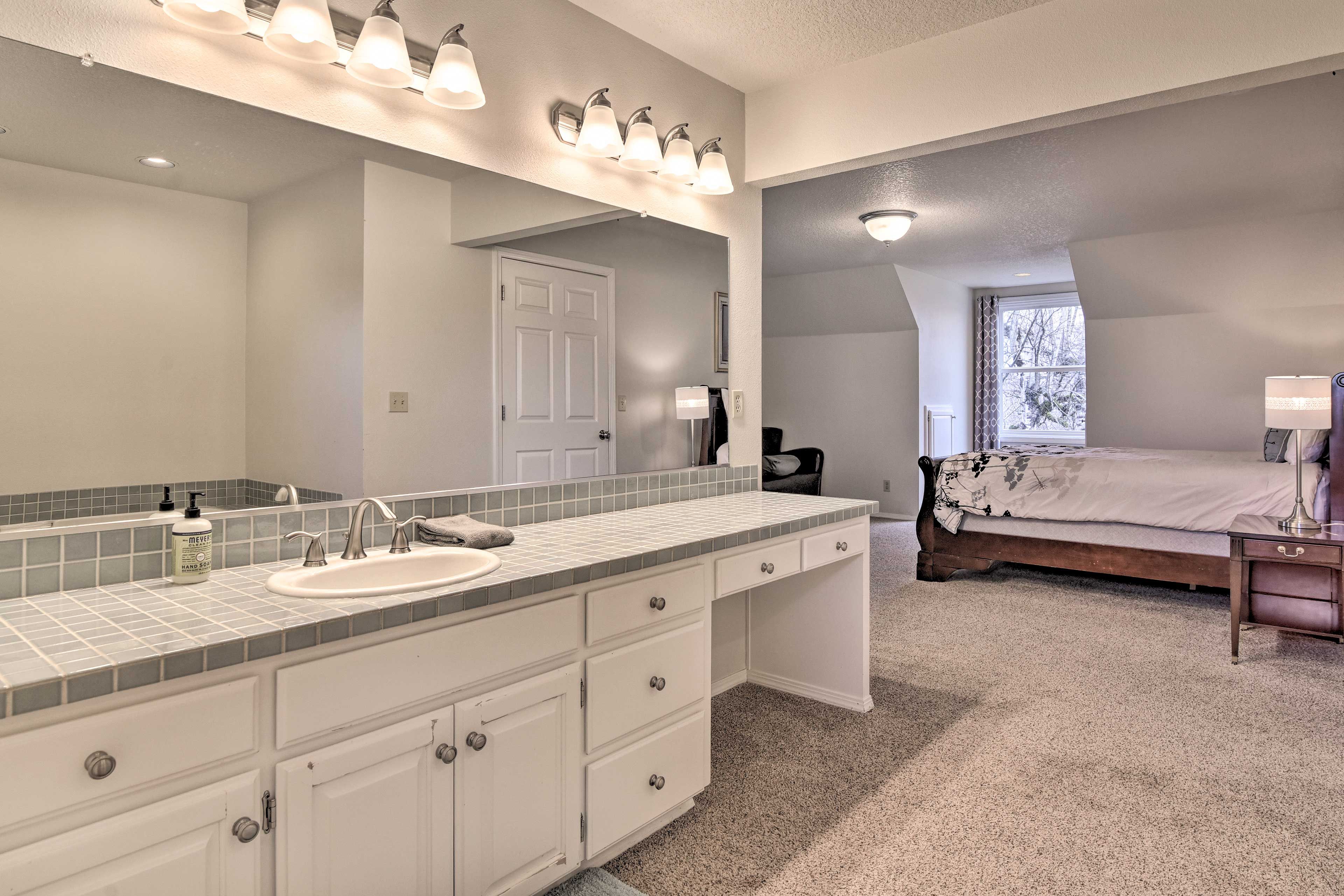 En-Suite Bathroom | 2nd Floor | Complimentary Toiletries | Towels Provided