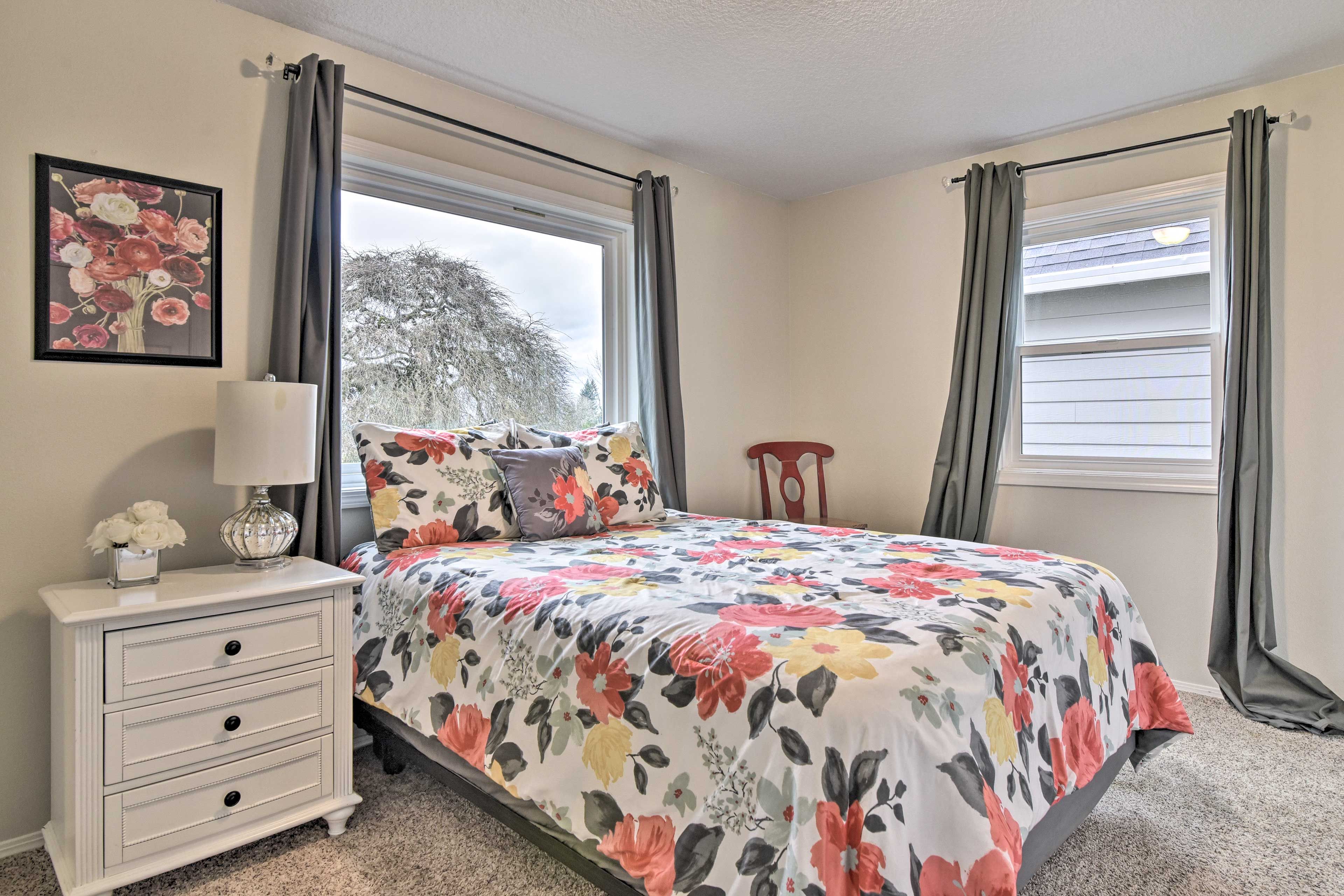 Bedroom 1 | Queen Bed | 1st Floor