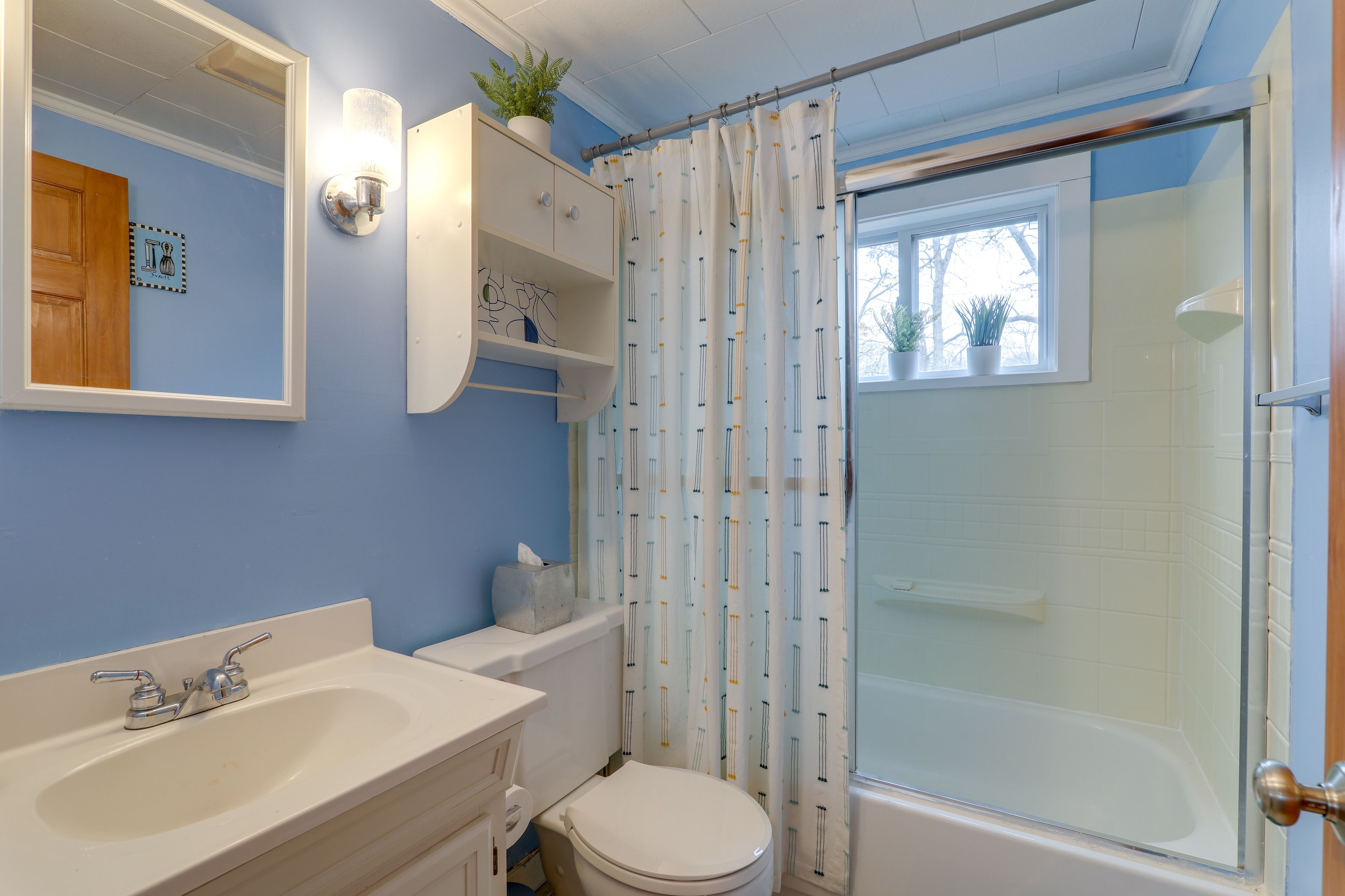 Full Bathroom | Complimentary Toiletries | Towels Provided