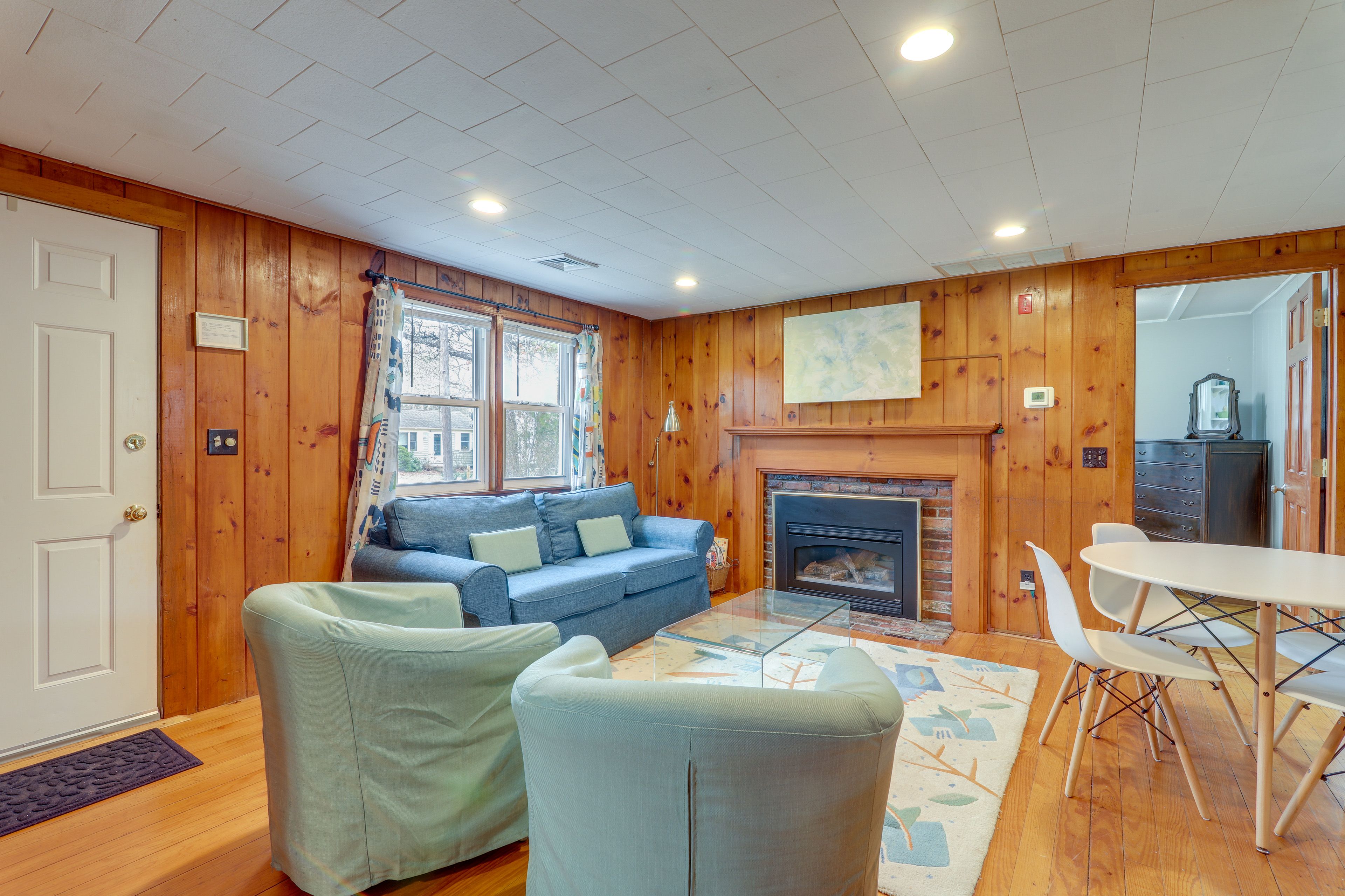 Living Room | Main Floor | Gas Fireplace | Central Air Conditioning