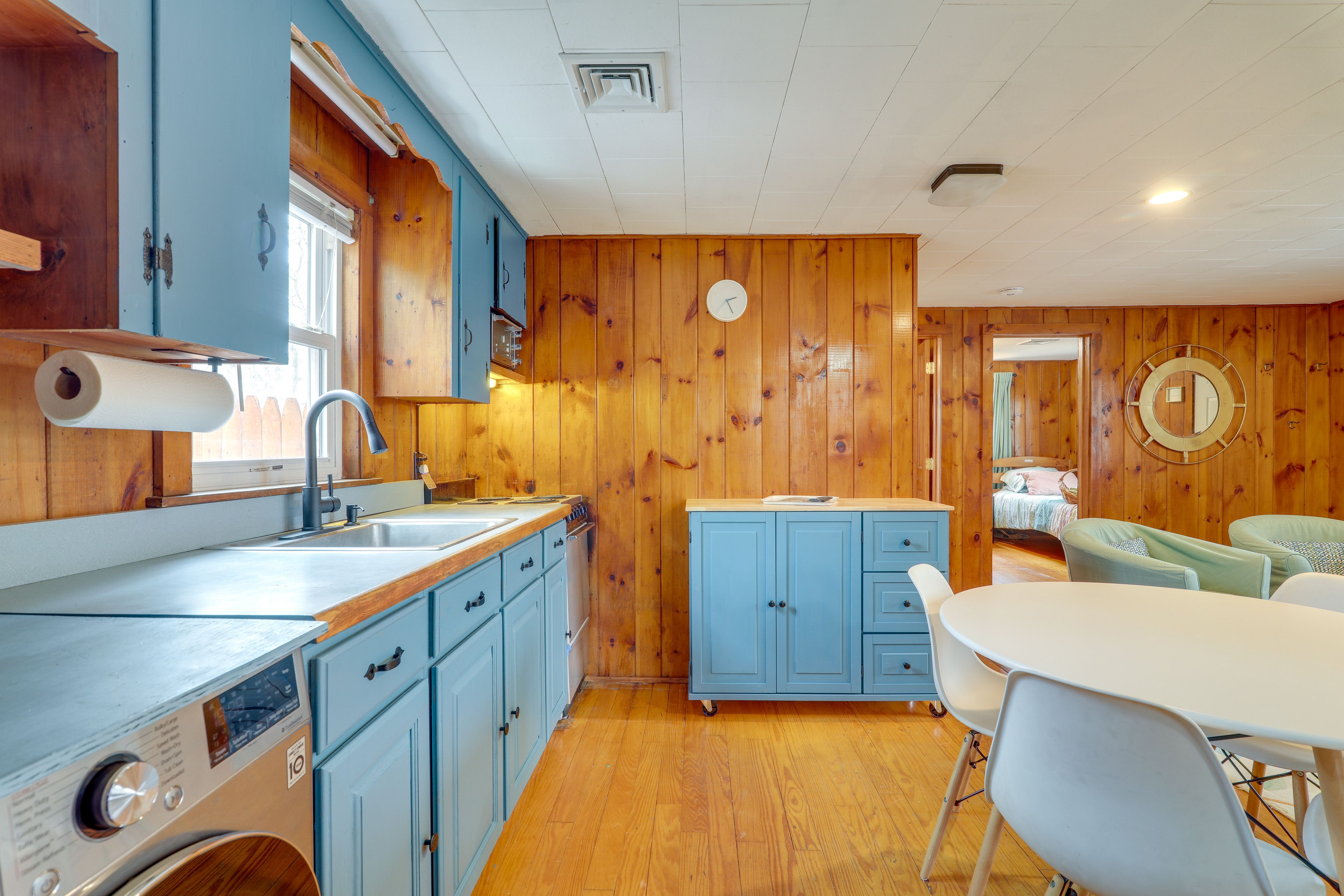 Kitchen | Dishware & Flatware | Coffee Maker | Complimentary Spices