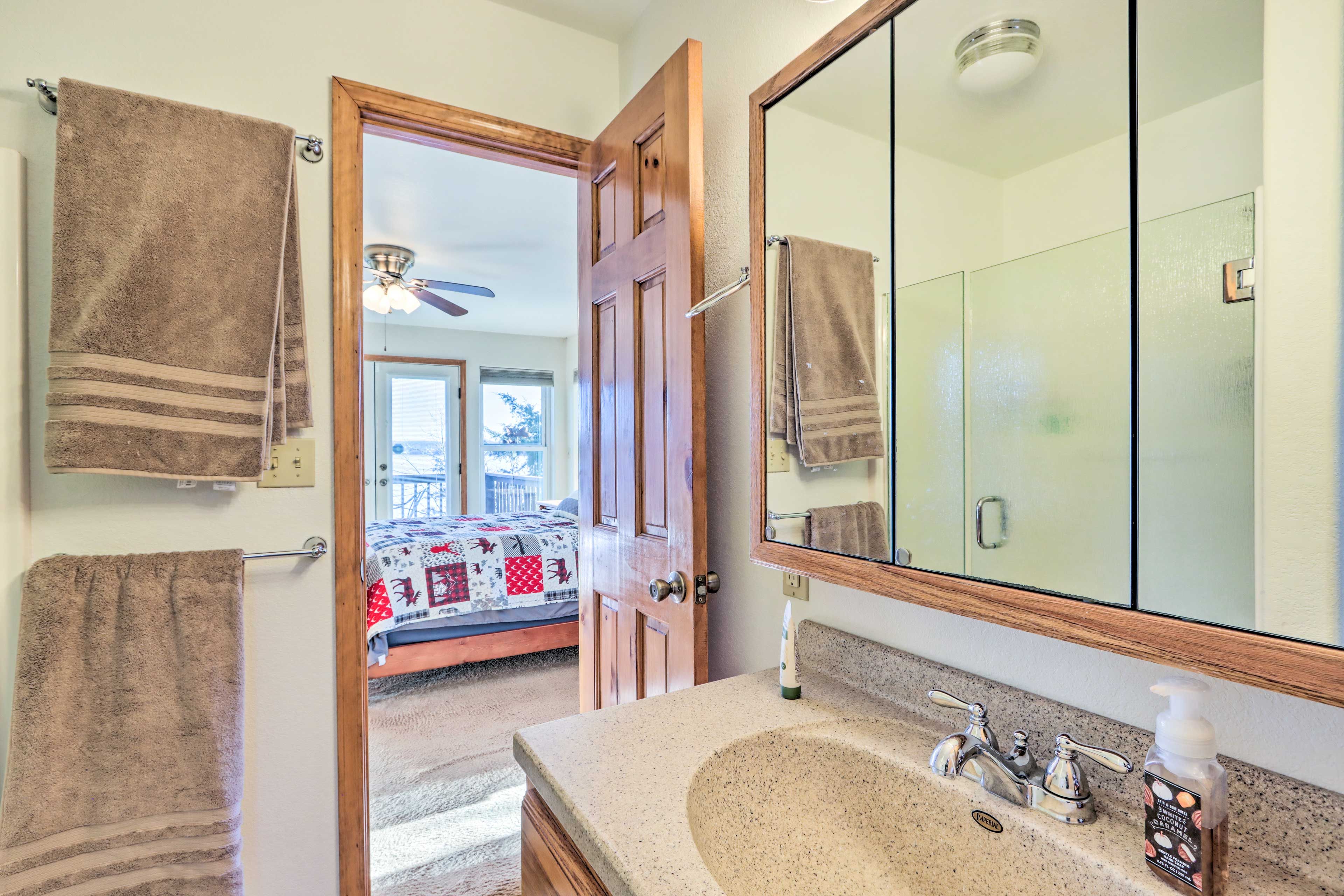 Full Bathroom | Towels Provided | Complimentary Toiletries