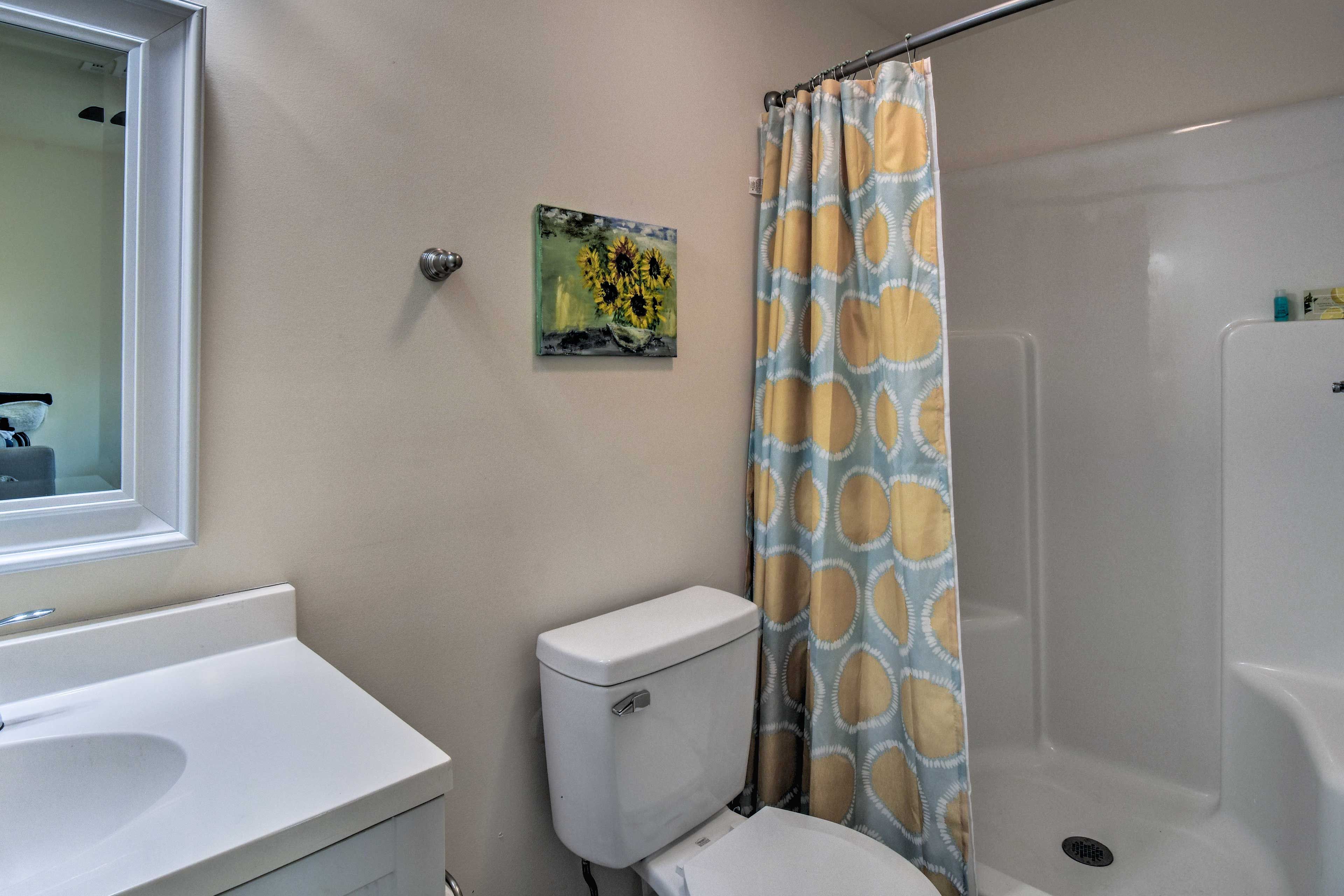 Full Bathroom | Complimentary Toiletries