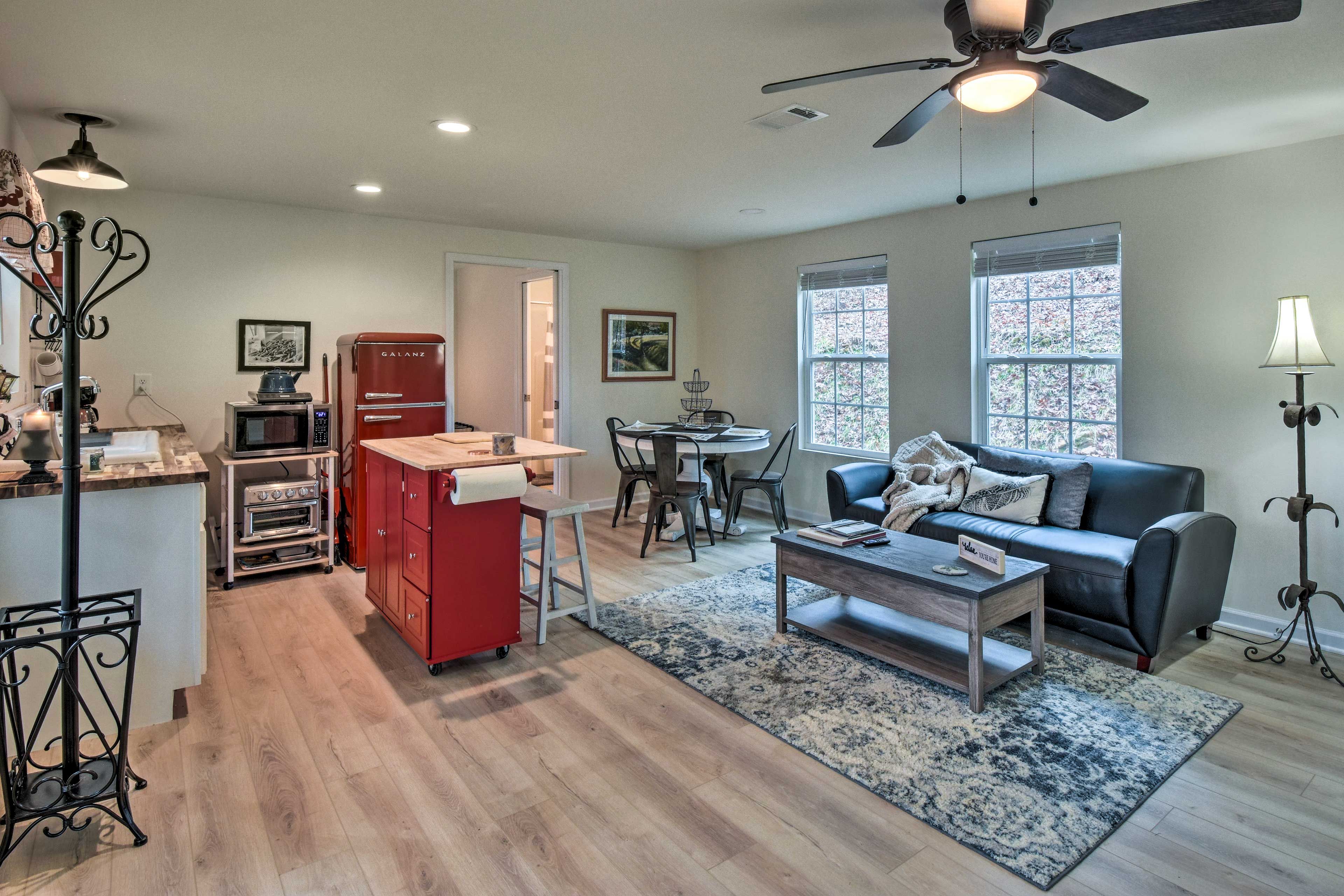 Living Area | Smart TV w/ Cable