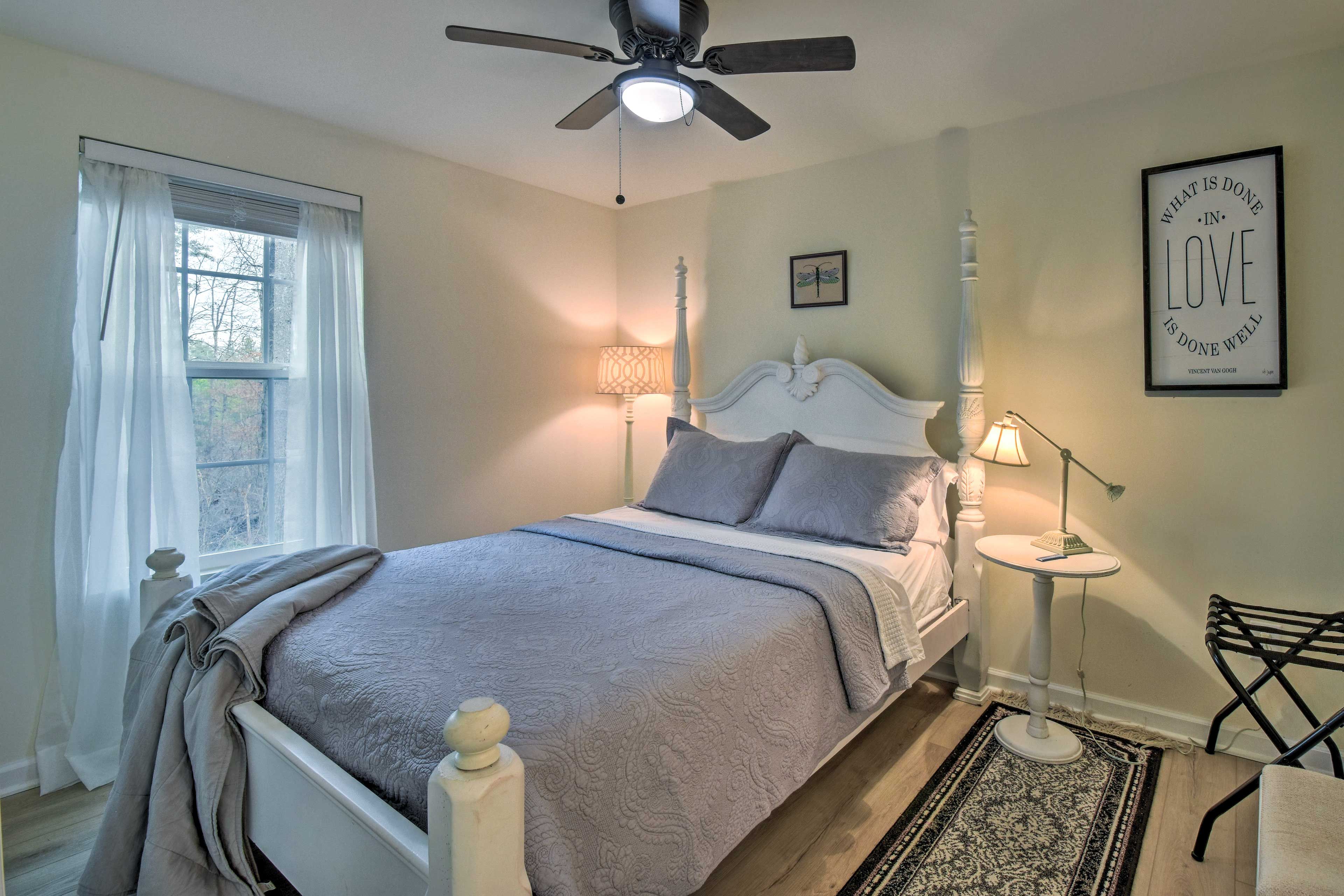 Bedroom 1 | Queen Bed