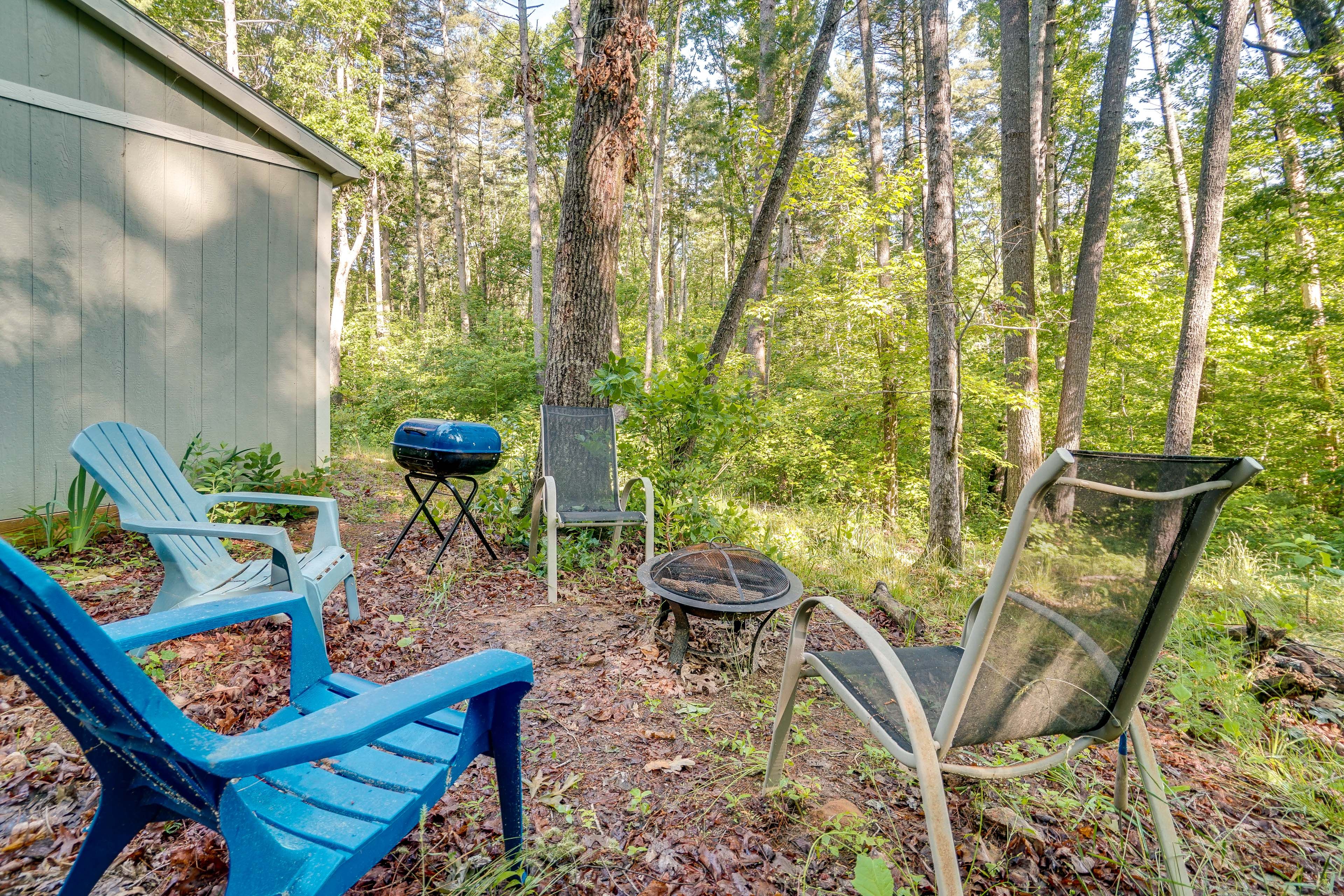 Wood-Burning Fire Pit | Charcoal Grill | Private Yard