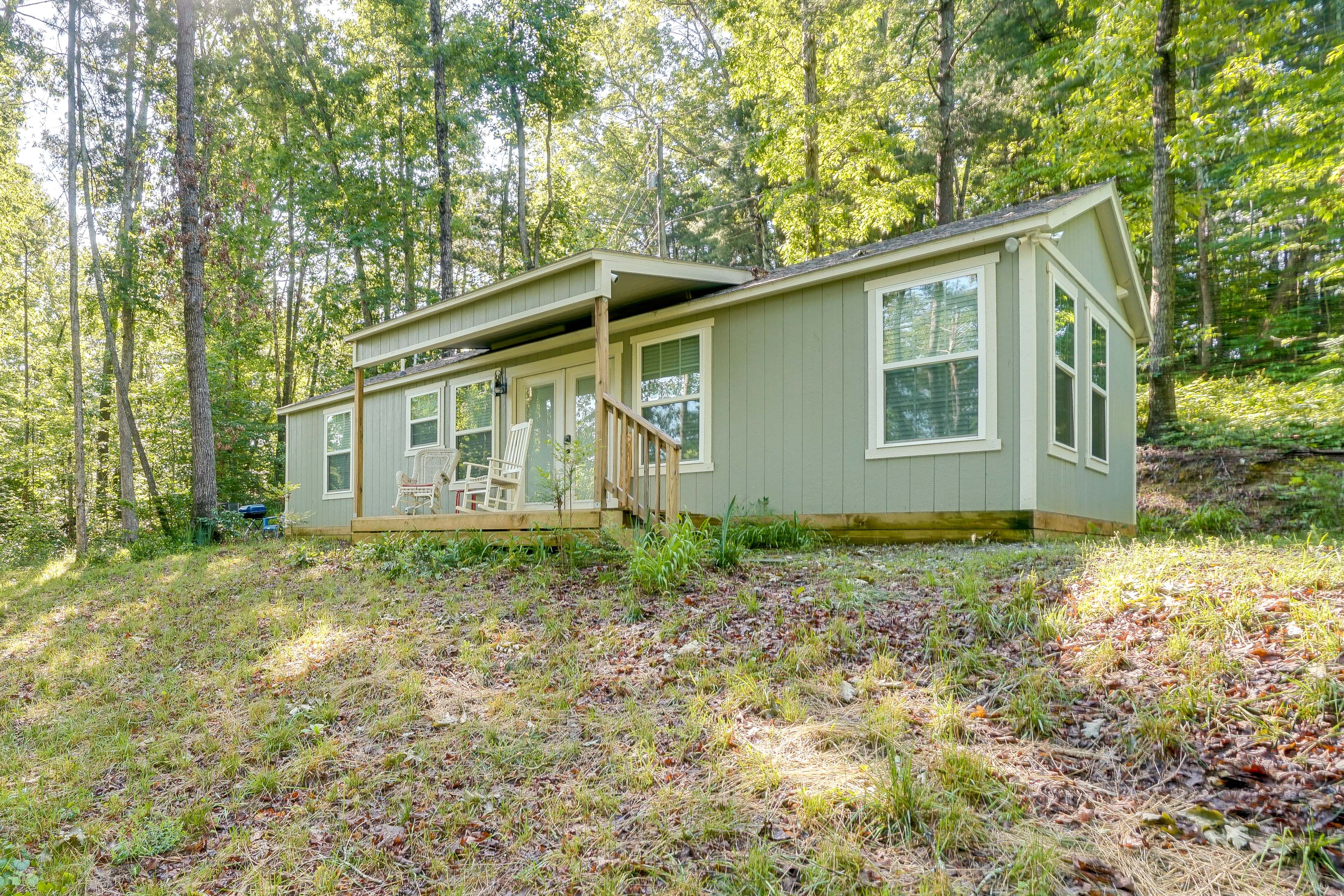 Demorest Vacation Rental | 2BR | 2BA | Stairs Required | 650 Sq Ft