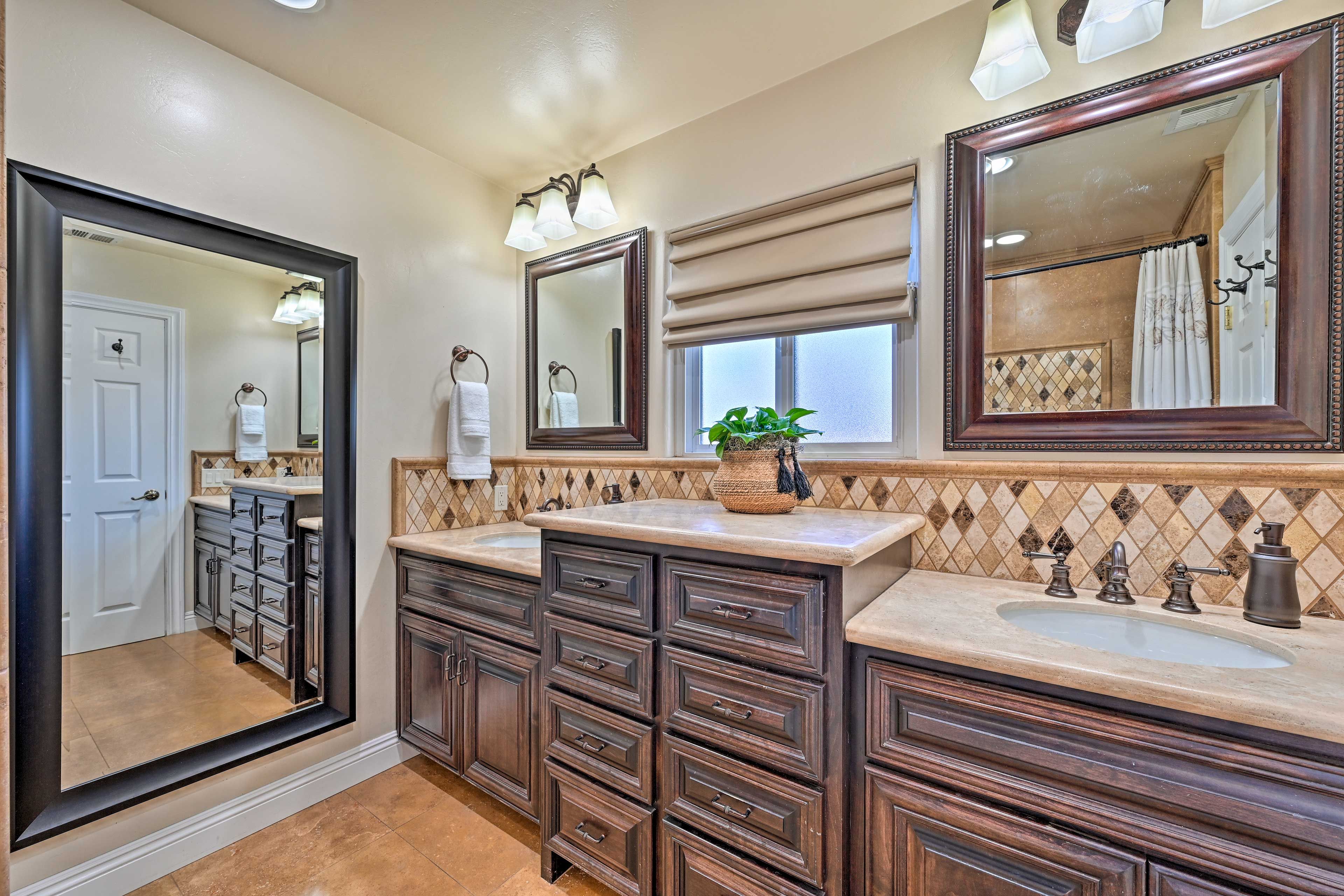En-Suite Bathroom | Complimentary Toiletries | Hair Dryer