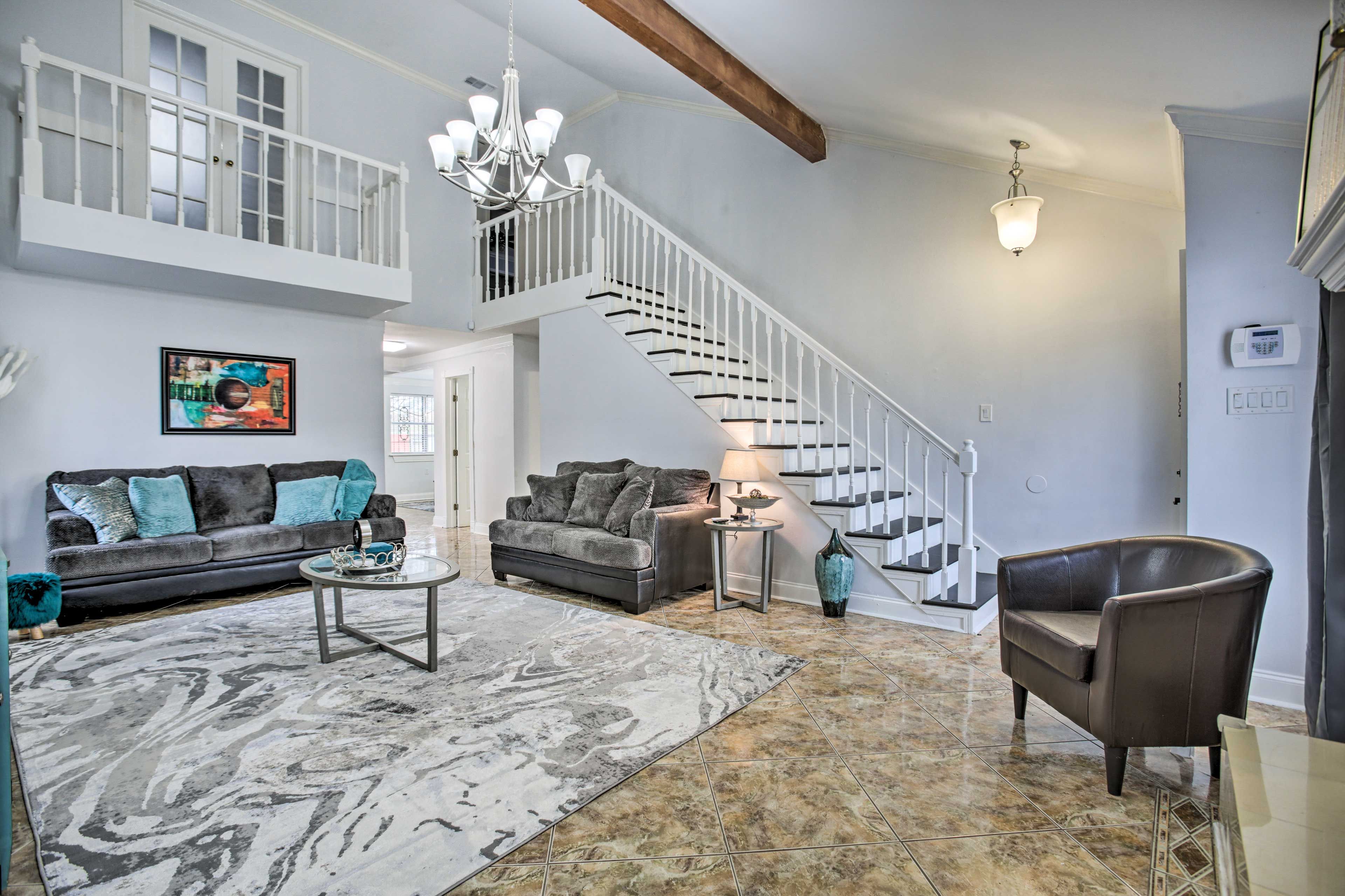 Living Room | Free WiFi | Smart TV w/ Cable | Central Heating & A/C