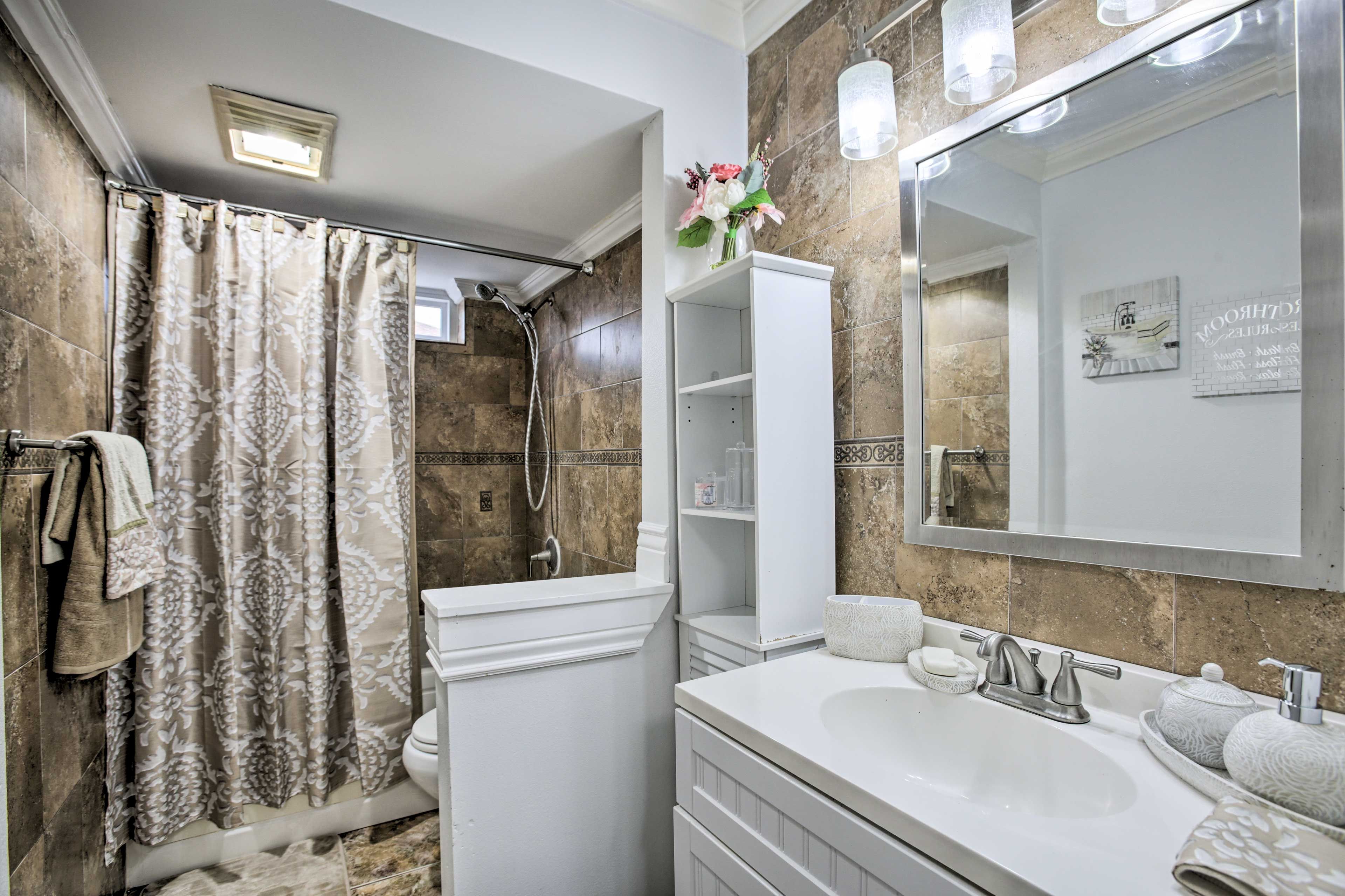 Full Bathroom | 1st Floor | Complimentary Toiletries