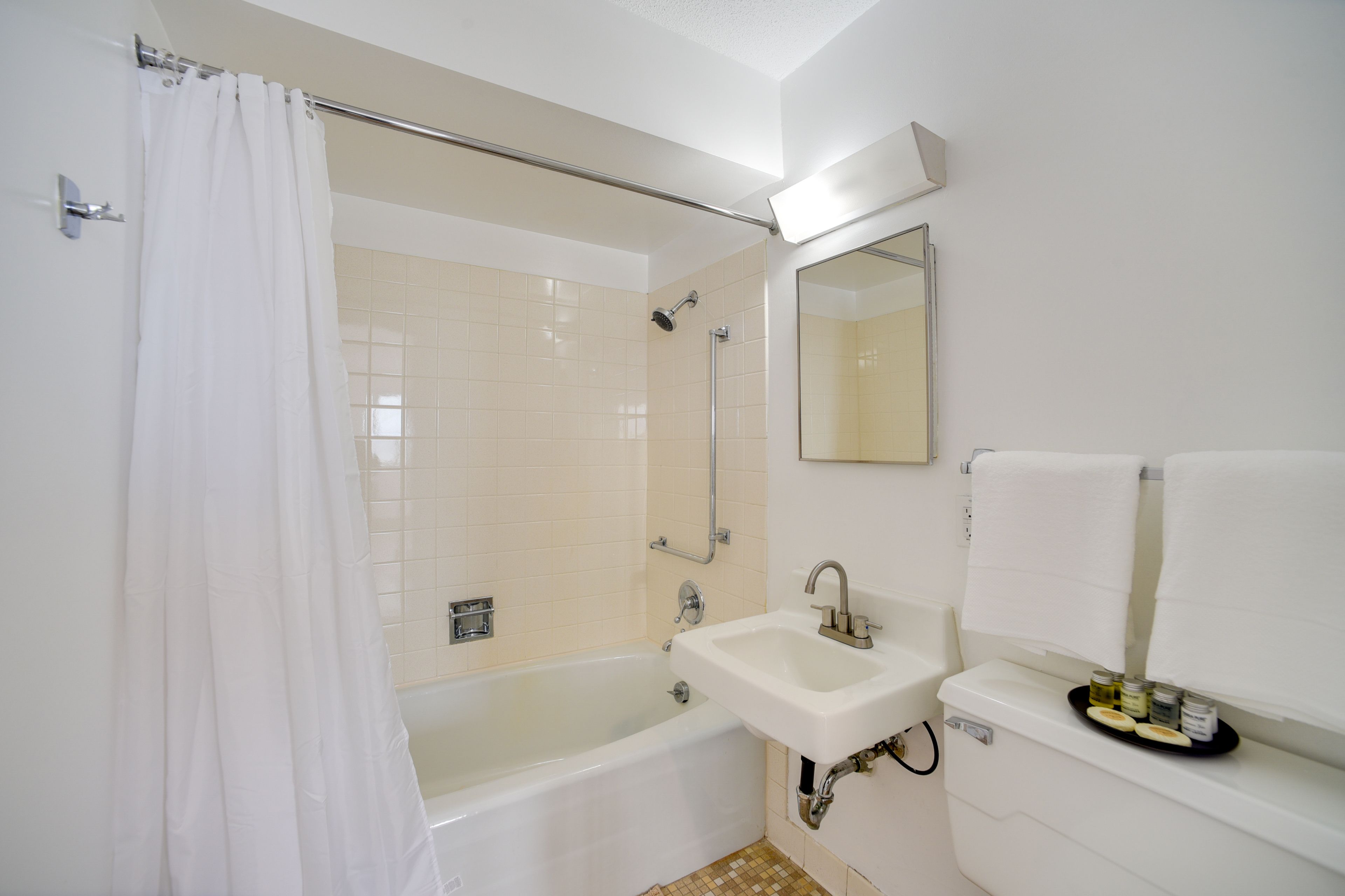 Full Bathroom | Towels Provided | Shower/Tub Combo