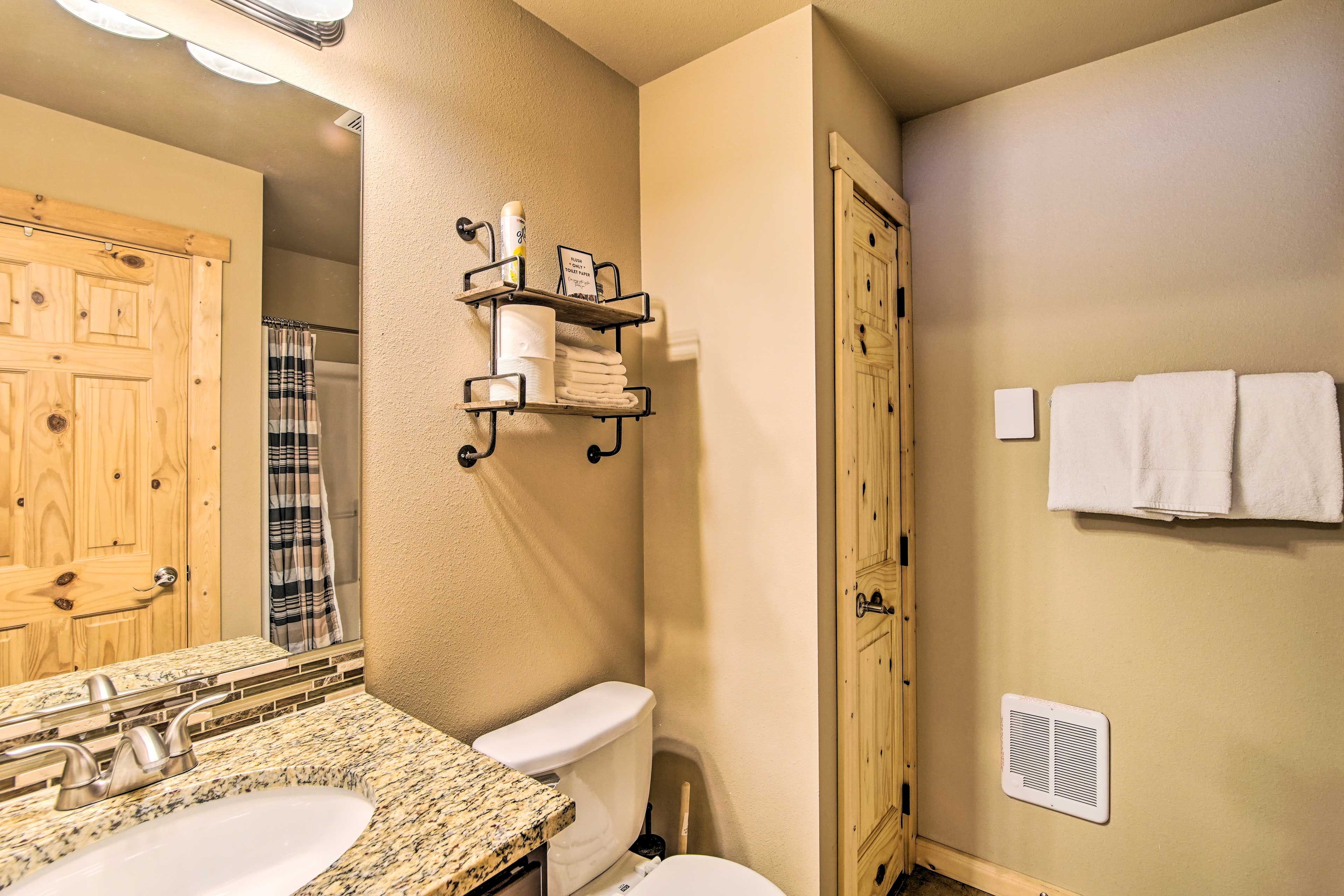 Full Bathroom | Towels Provided