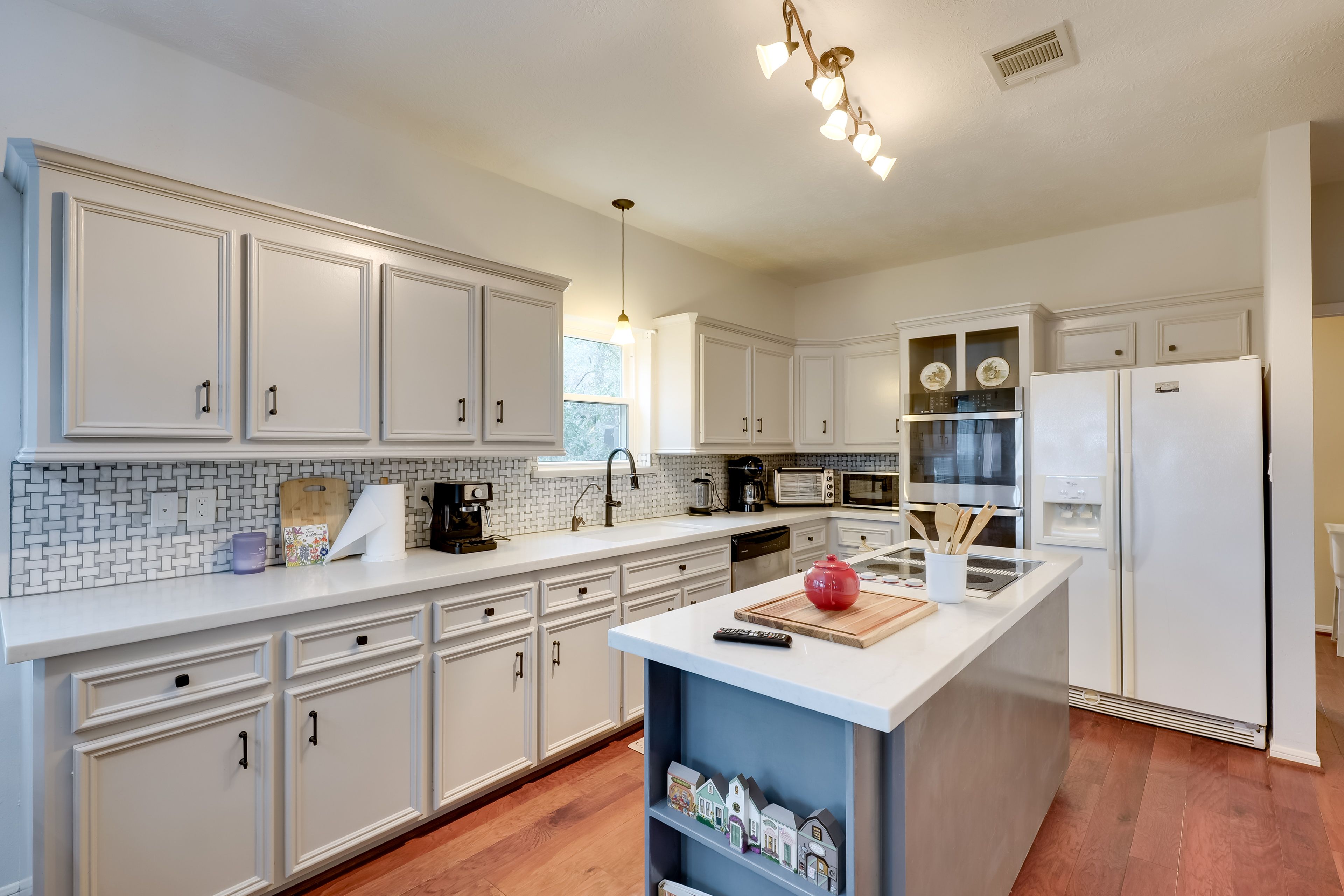 Kitchen | Pots & Pans | Blender | Air Fryer | Electric Tea Kettle