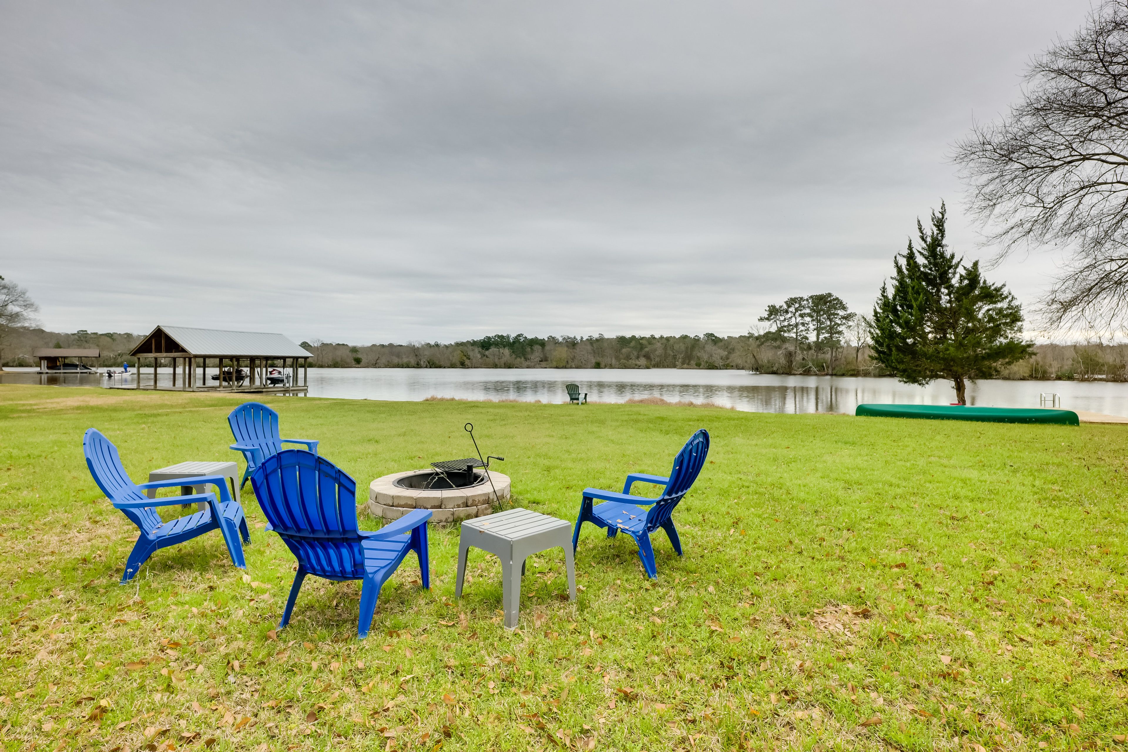 Willis Vacation Rental | 3BR | 2.5BA | 2,500 Sq Ft | 1 Small Step to Enter
