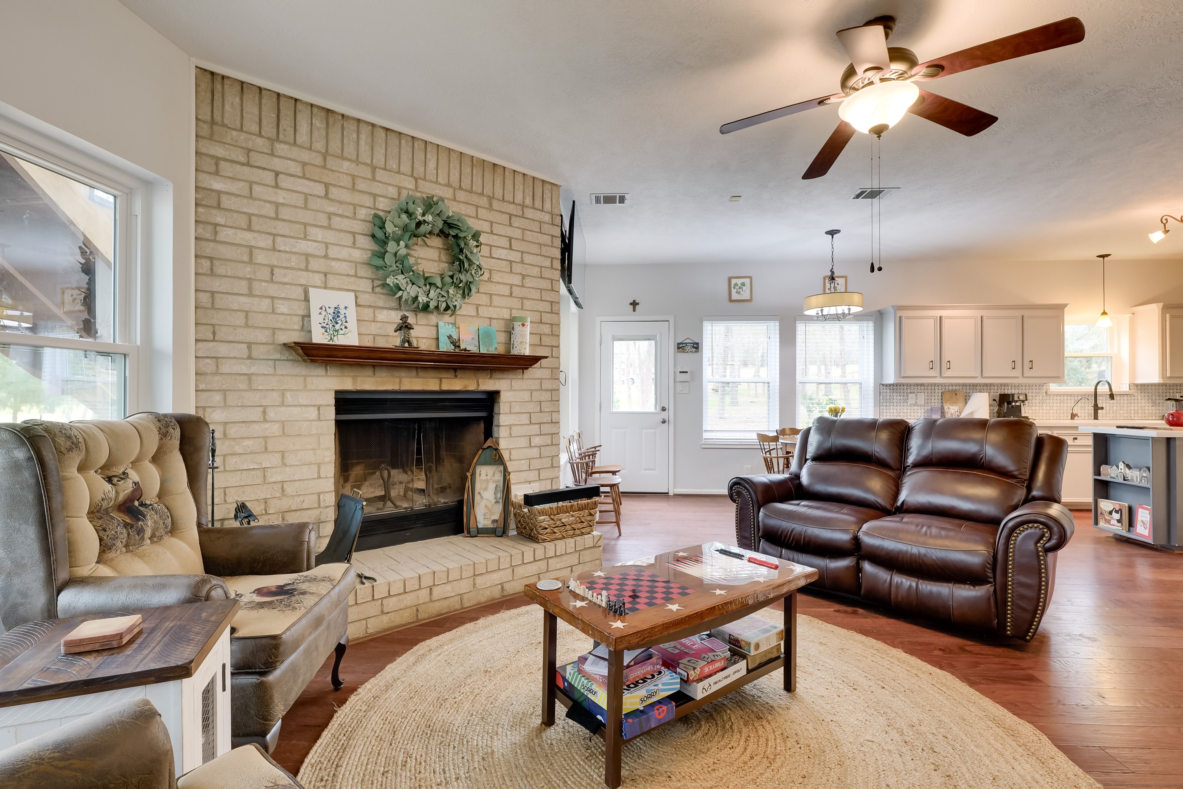 Living Room | Quiet Hours (10:00 PM-8:00 PM) | Towels/Linens