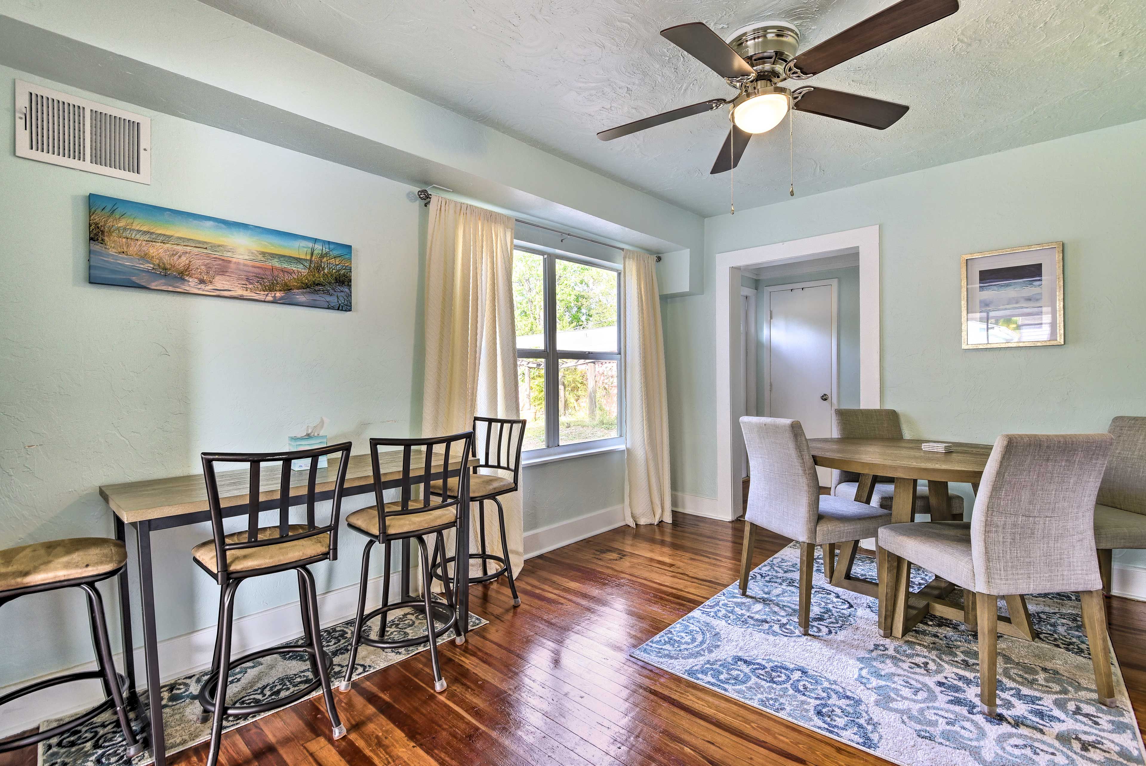 Dining Area | Dishware & Flatware Provided
