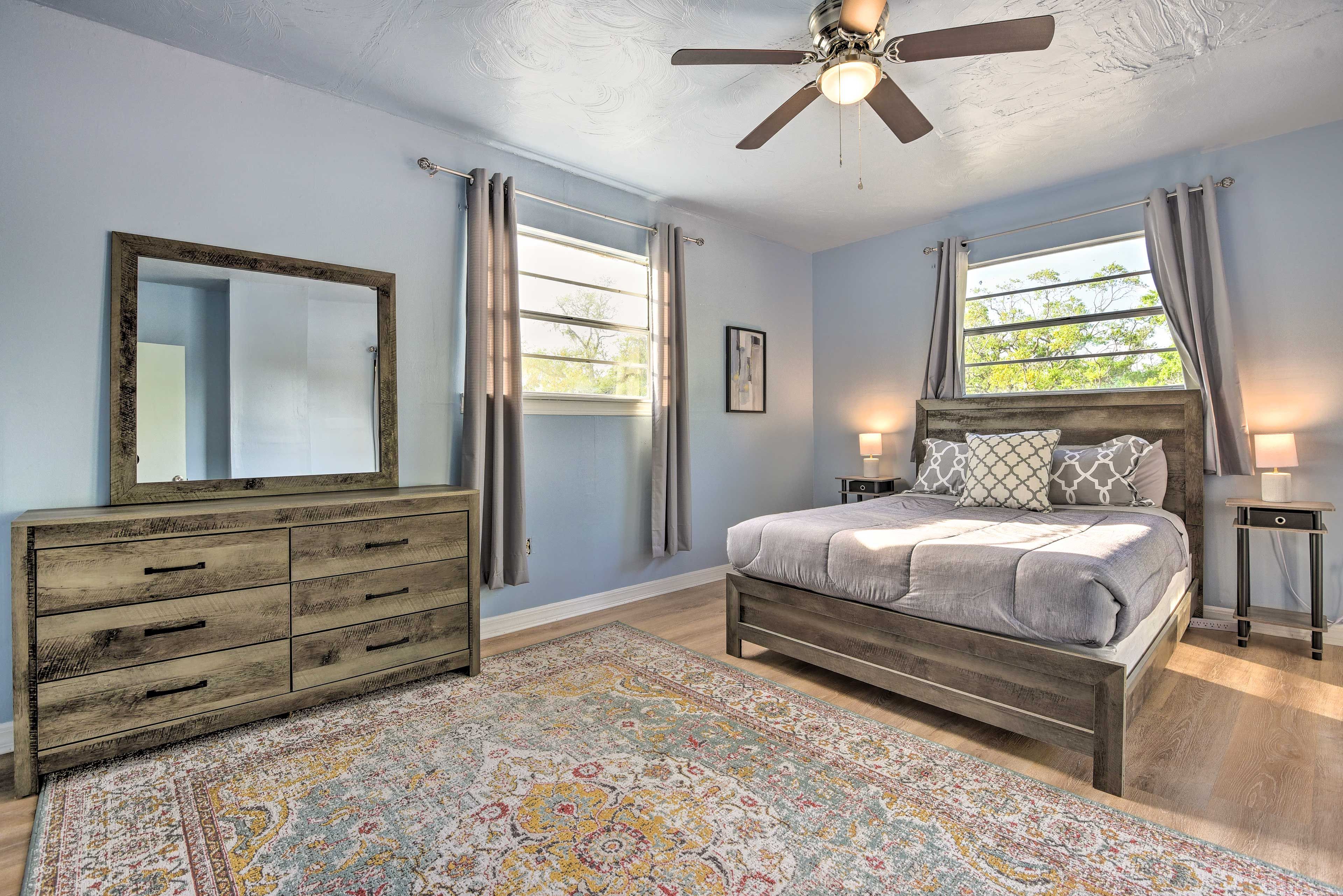 Bedroom 1 | Queen Bed