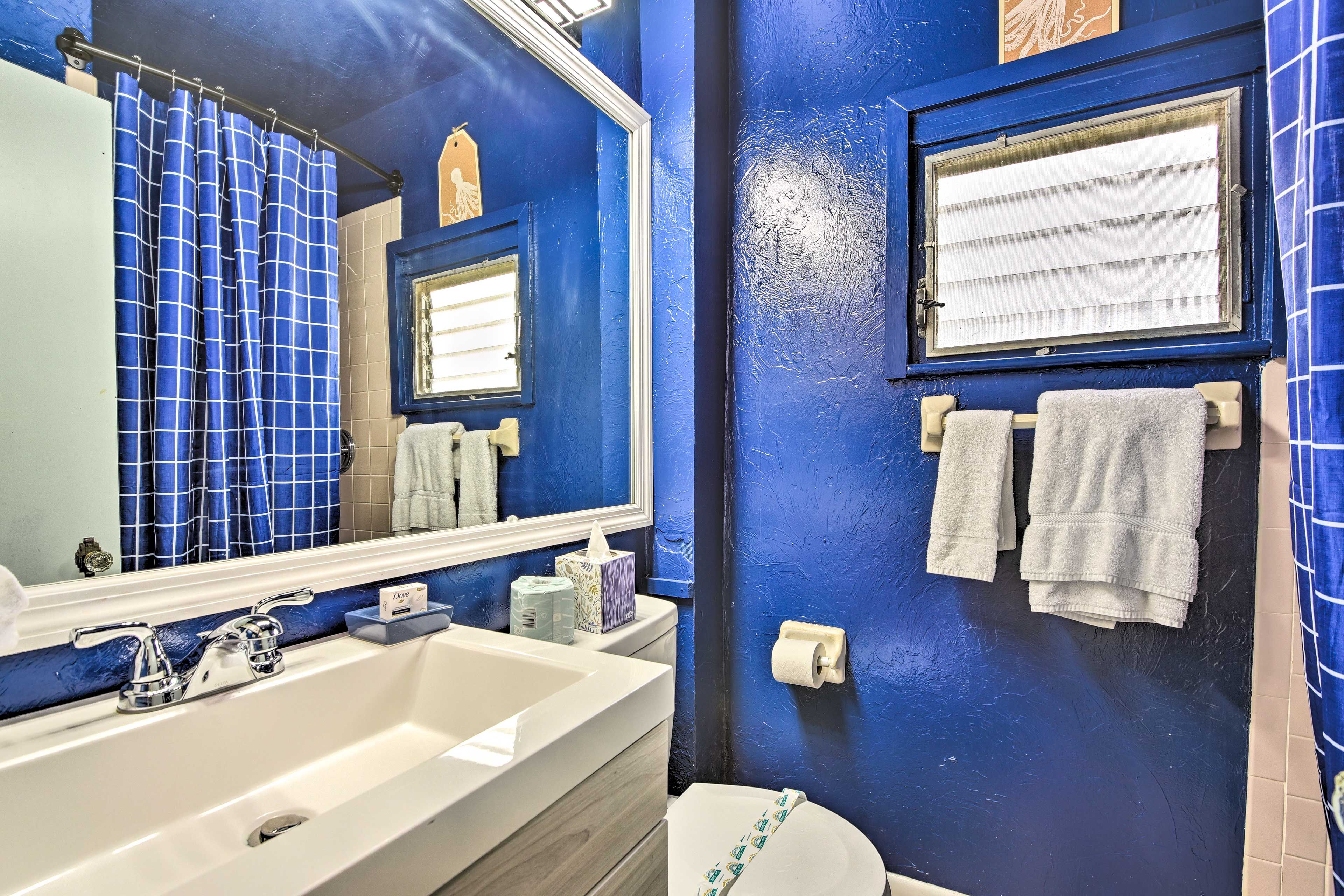 Full Bathroom | Complimentary Toiletries