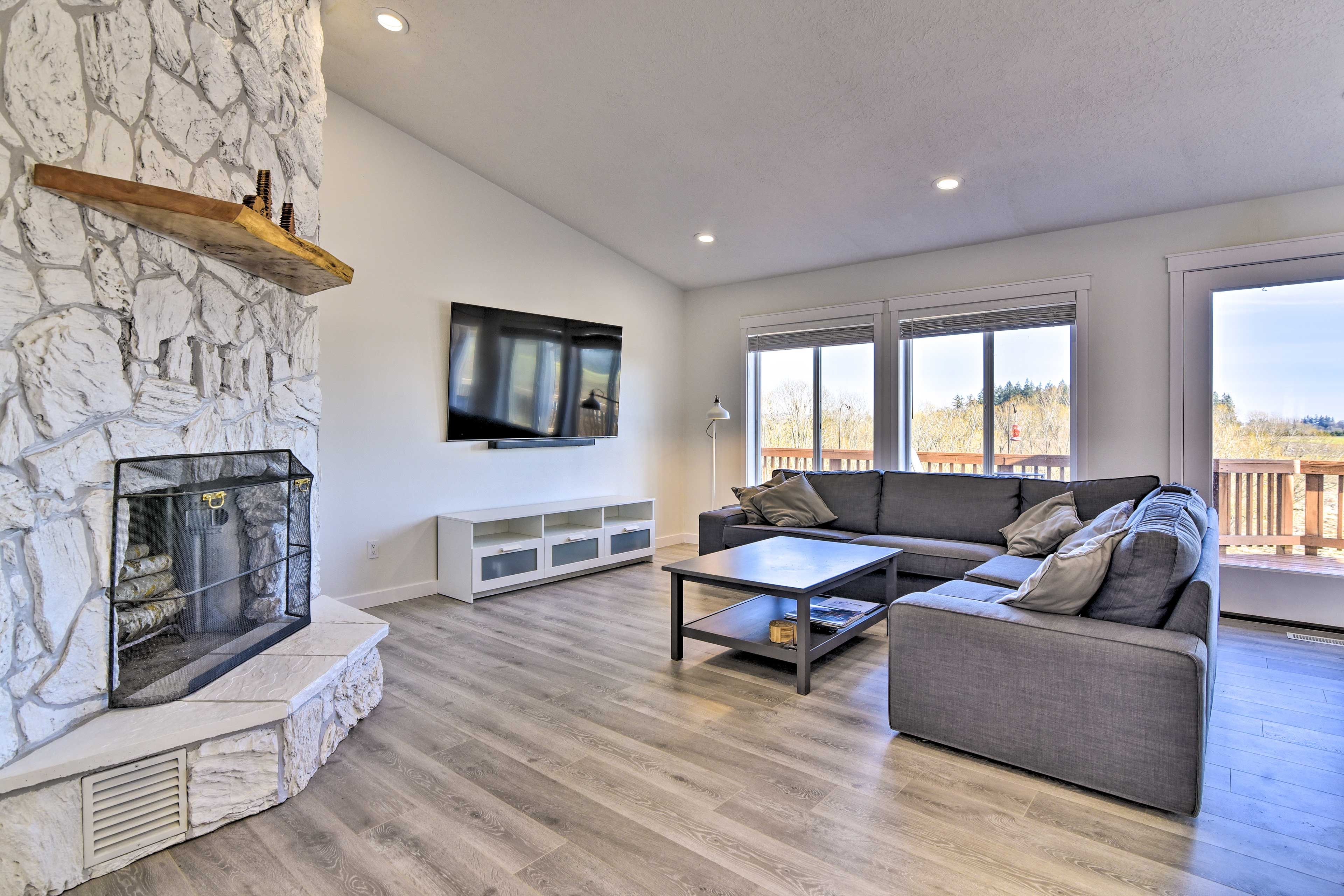 Living Area | Wood-Burning Fireplace | Smart TV | Free WiFi