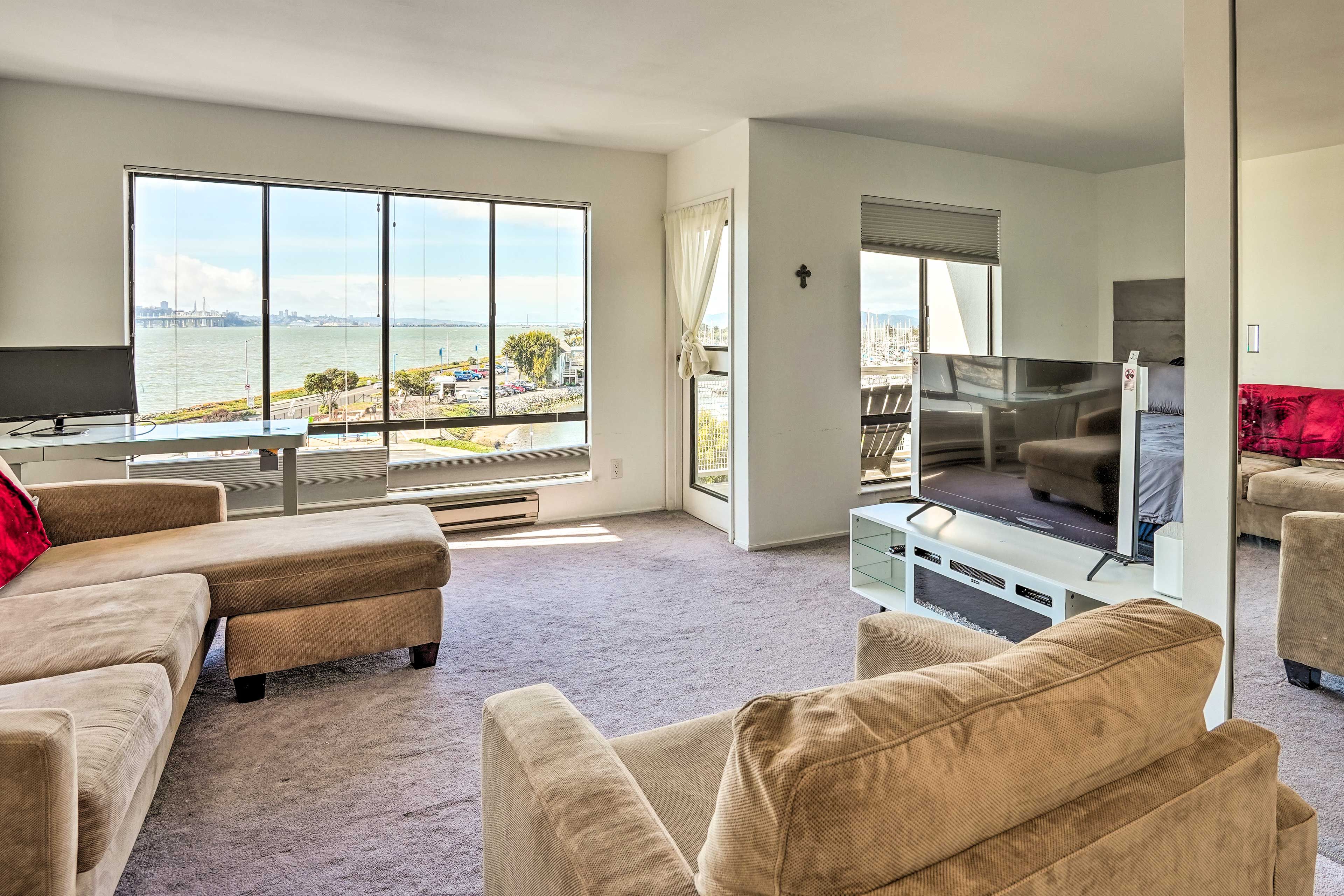 Smart TV | Bay Views | Dedicated Work Space | Natural Light