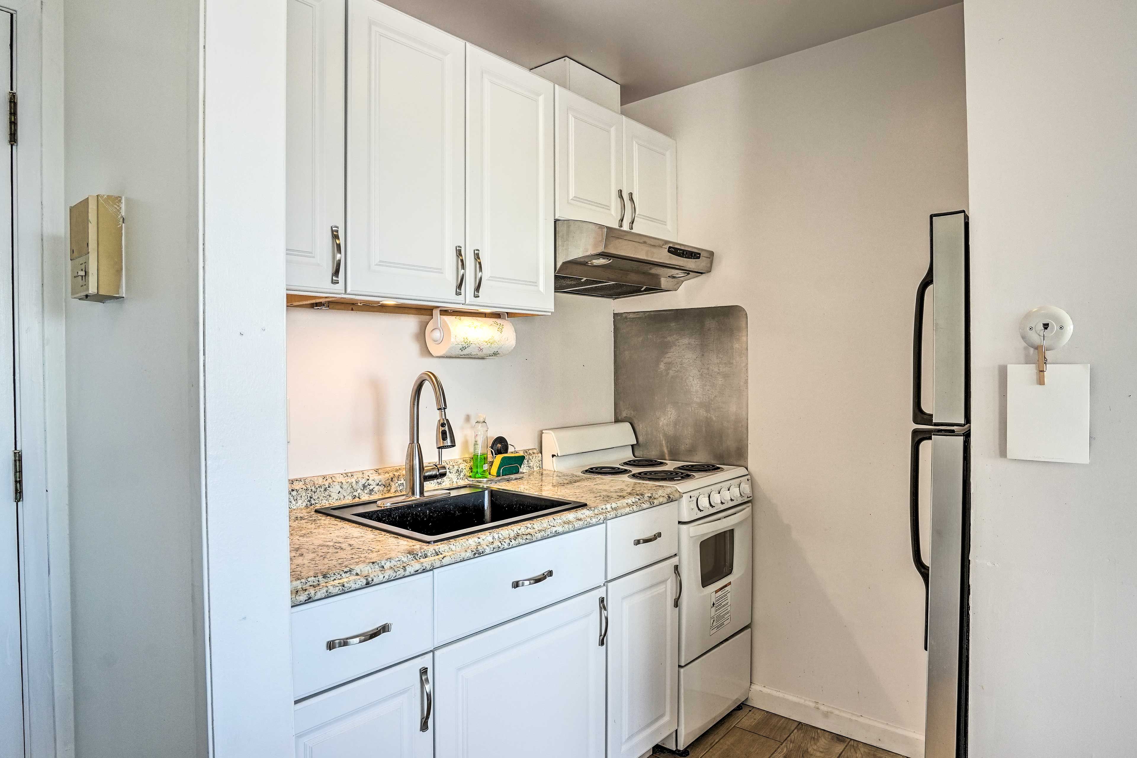 Kitchen | Electric Range | Fridge
