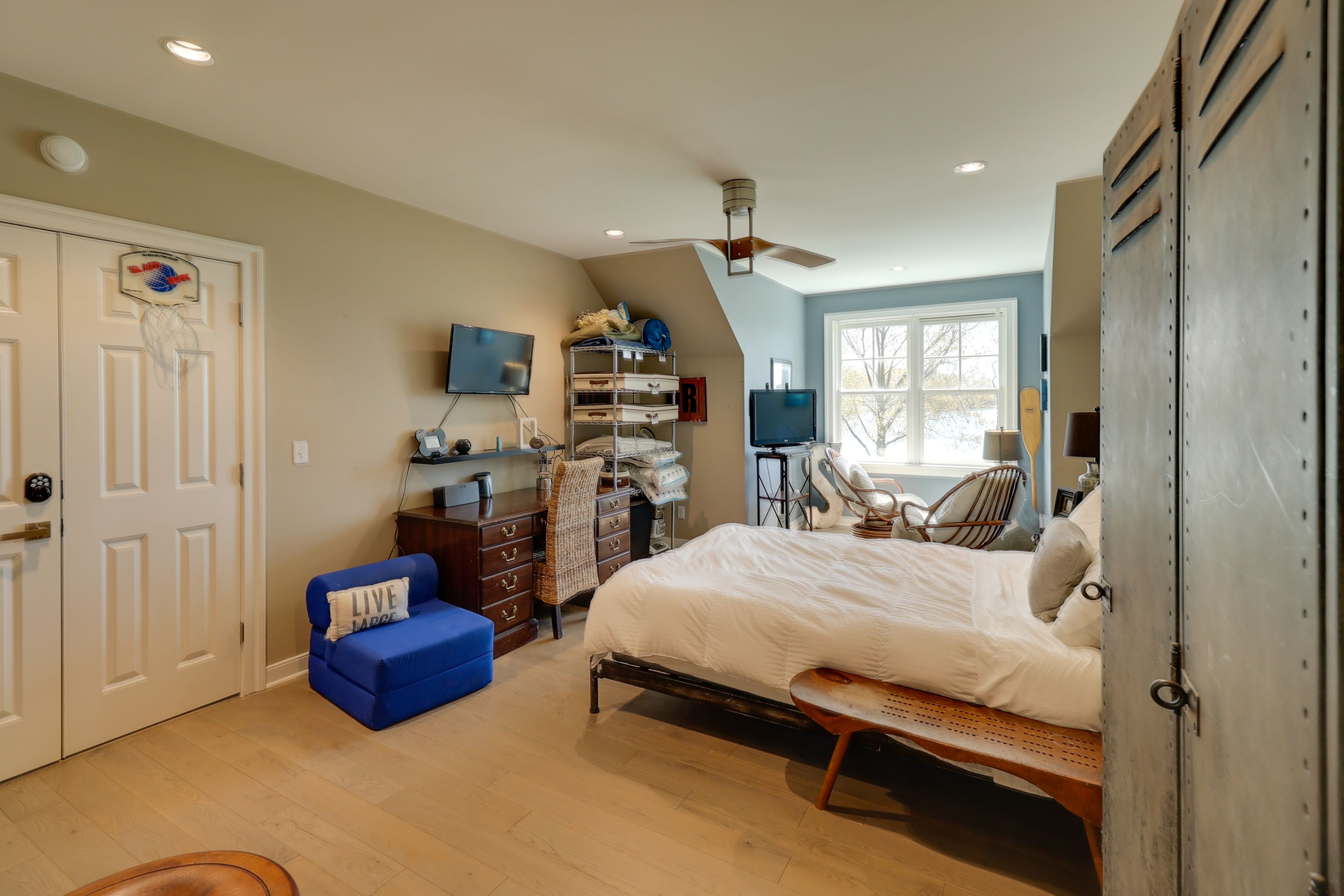 Bedroom 3 | Queen Bed | 2 Smart TVs | Work Desk