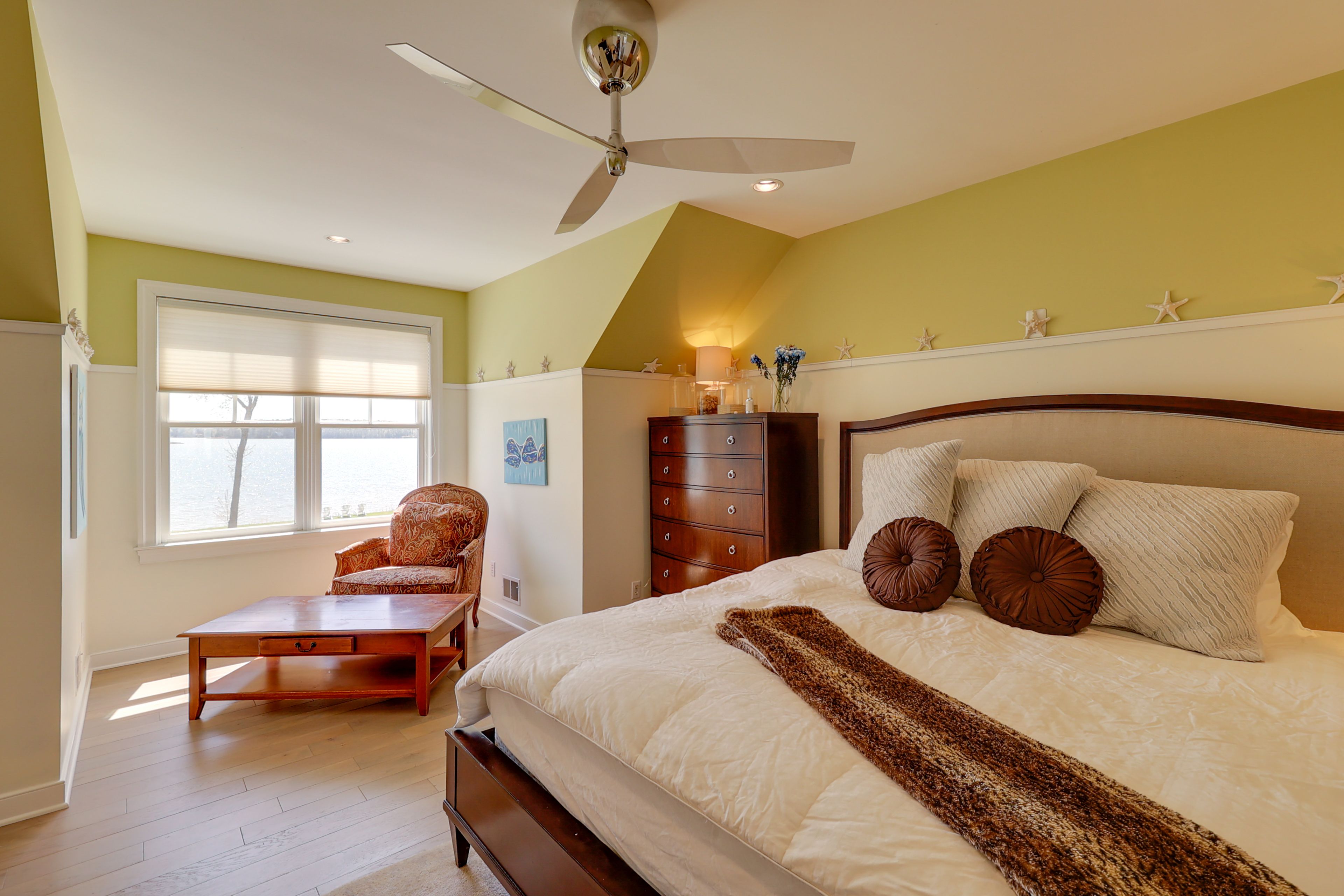 Bedroom 1 | King Bed | Linens Provided