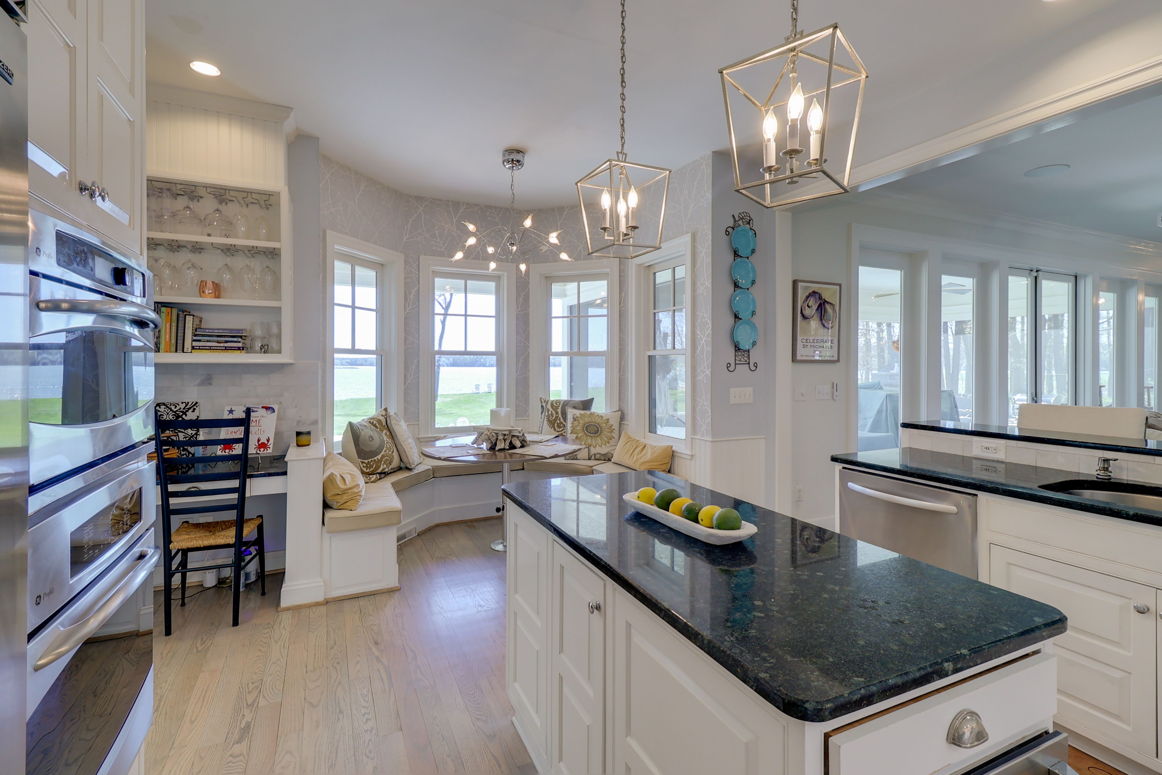 Breakfast Bar | Dining Nook