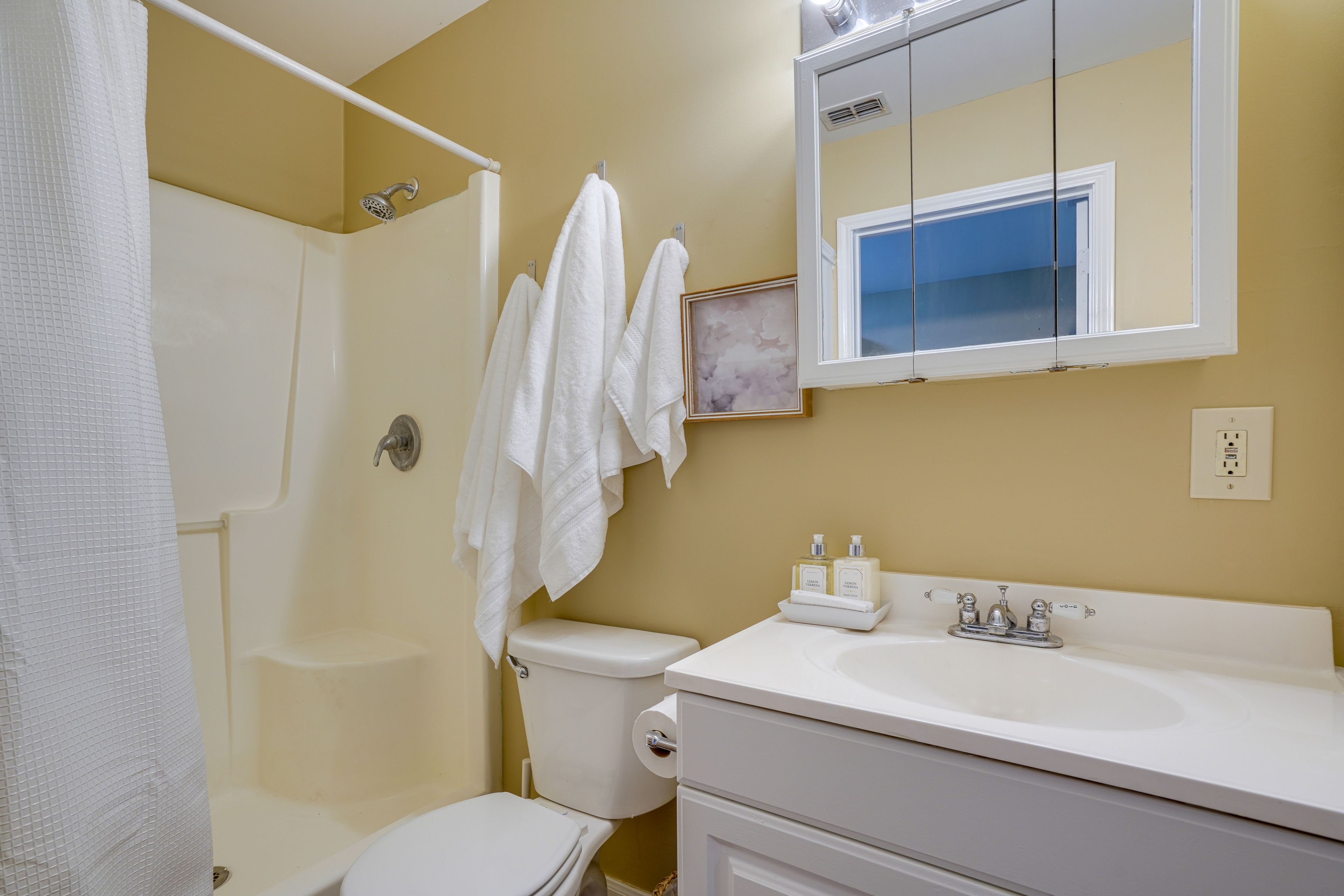 Full Bathroom | Towels Provided | Complimentary Toiletries | Hair Dryer