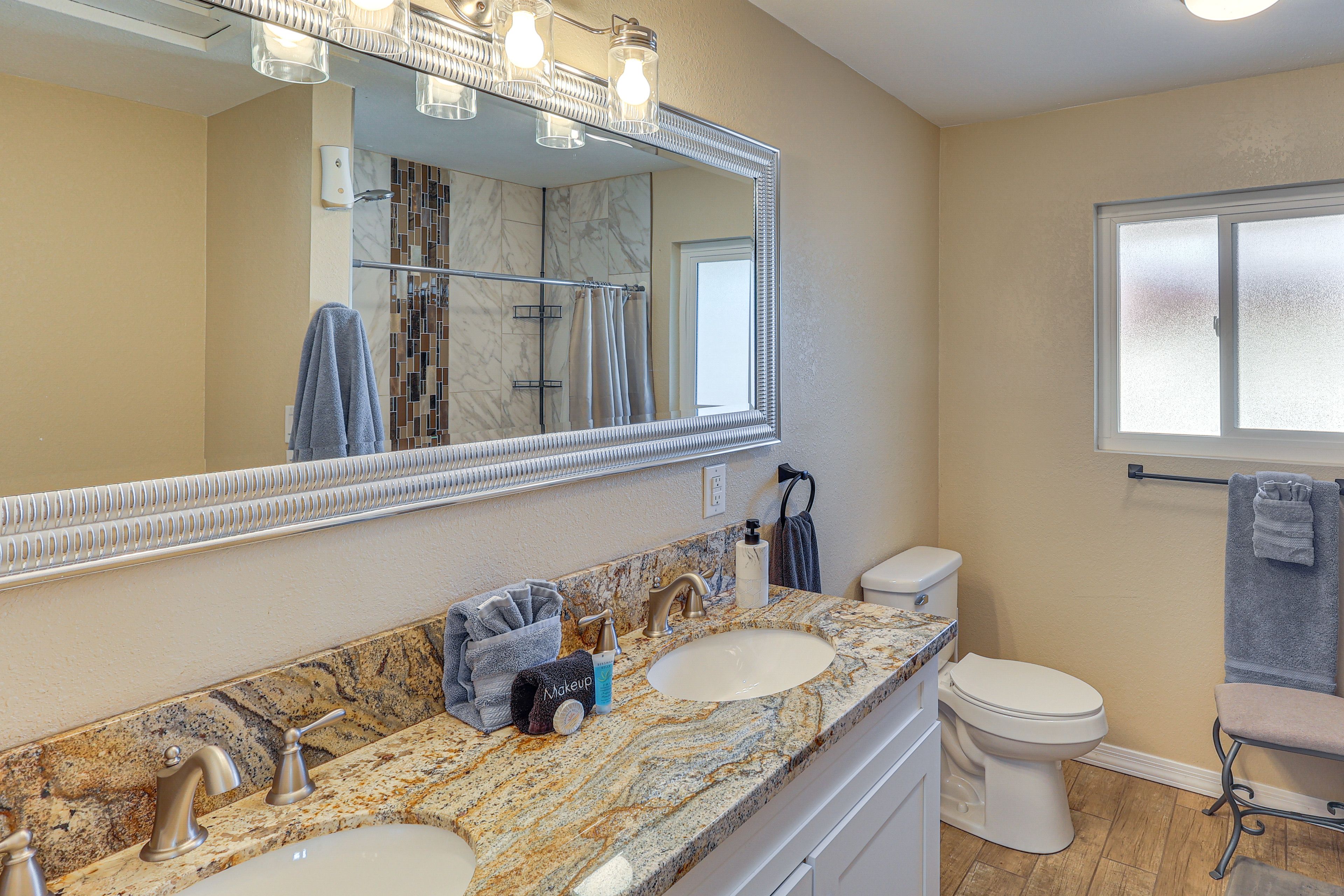 Full Bathroom | Towels Provided