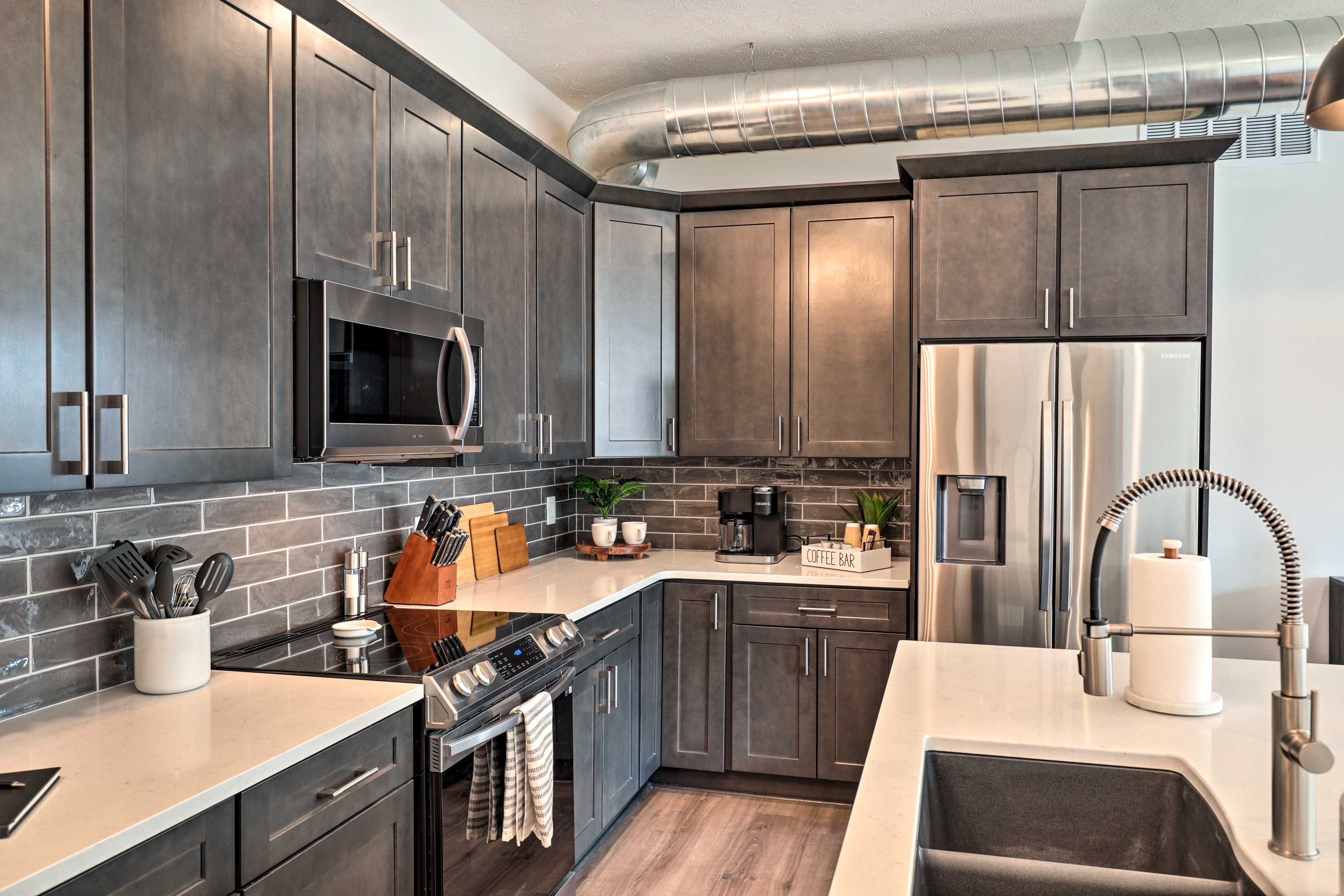 Kitchen | Cooking Basics | Crockpot | Dishware Provided