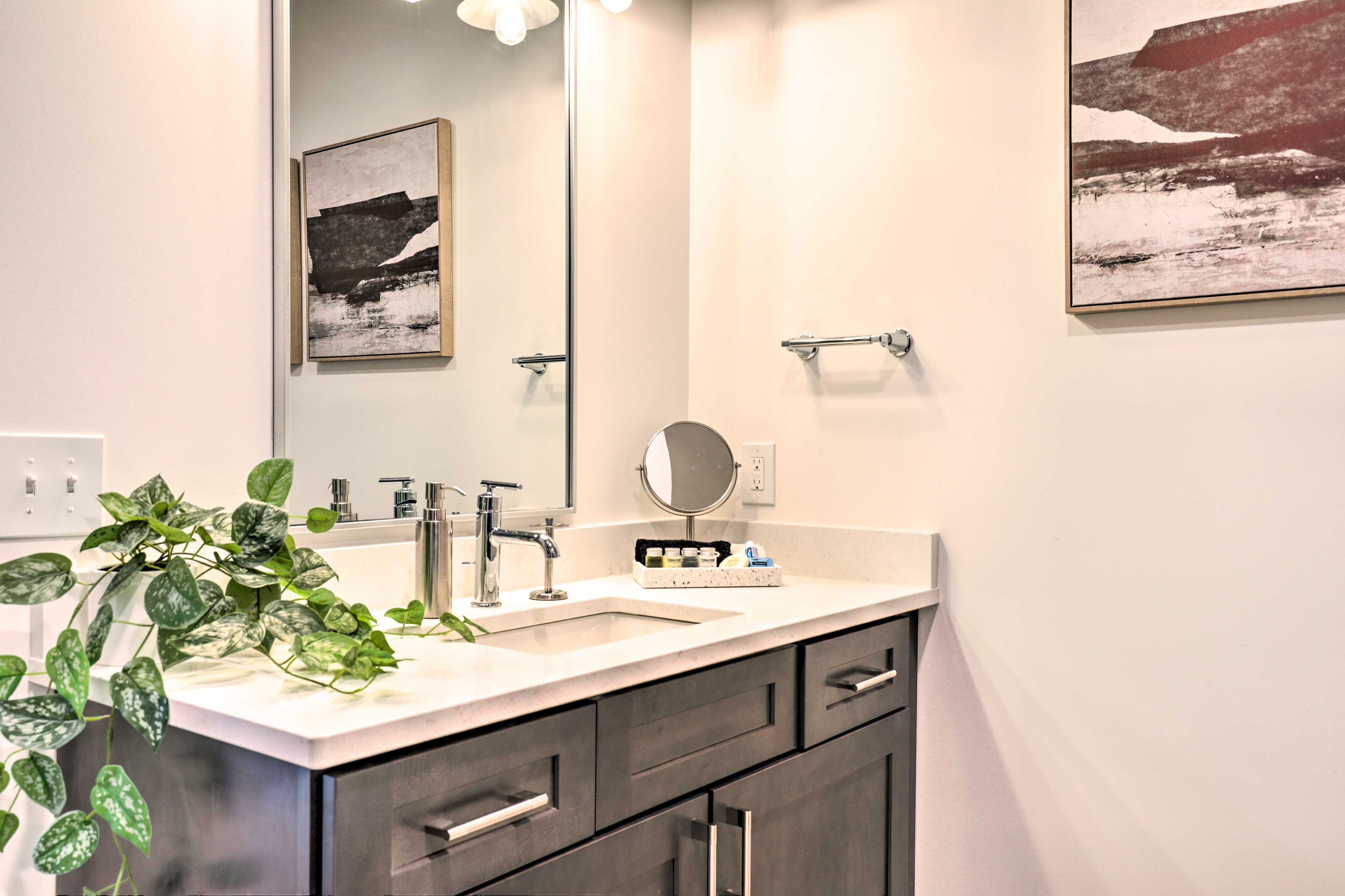 Full Bathroom | Towels Provided | Complimentary Toiletries | Hair Dryer