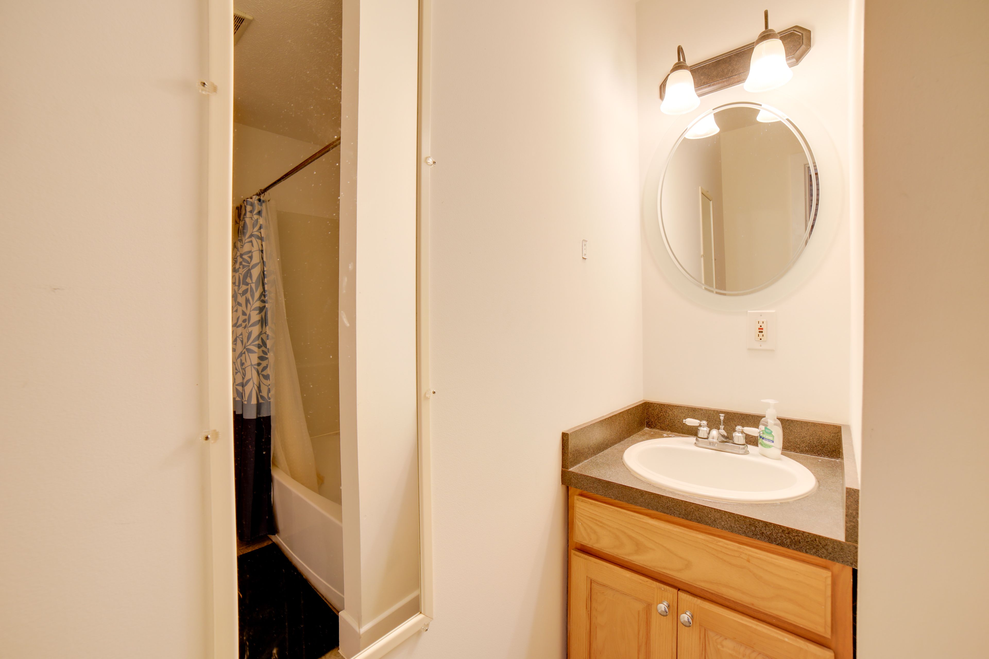 Full Bathroom | Complimentary Toiletries