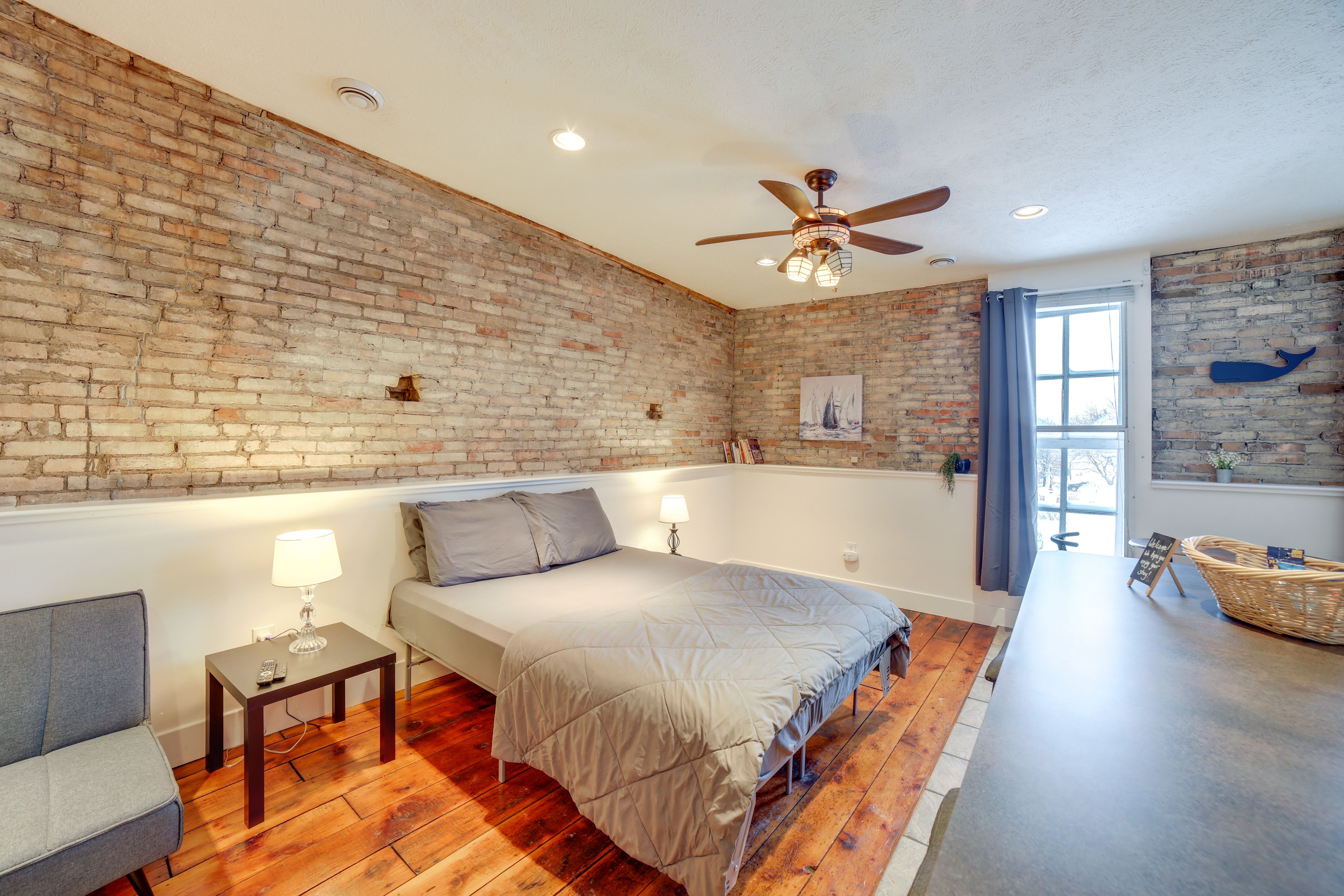 Studio | Queen Bed