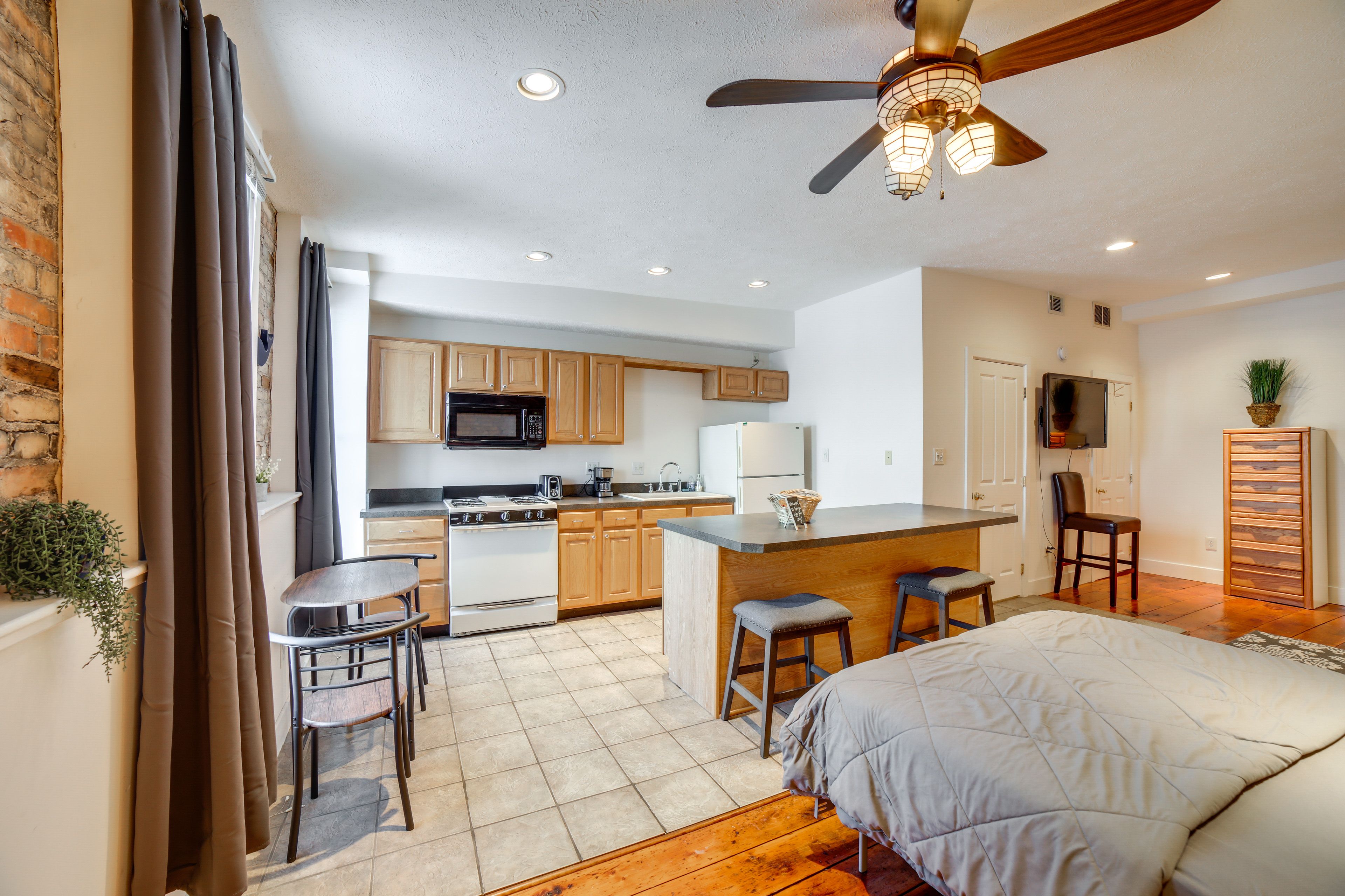 Dining Area | Breakfast Bar