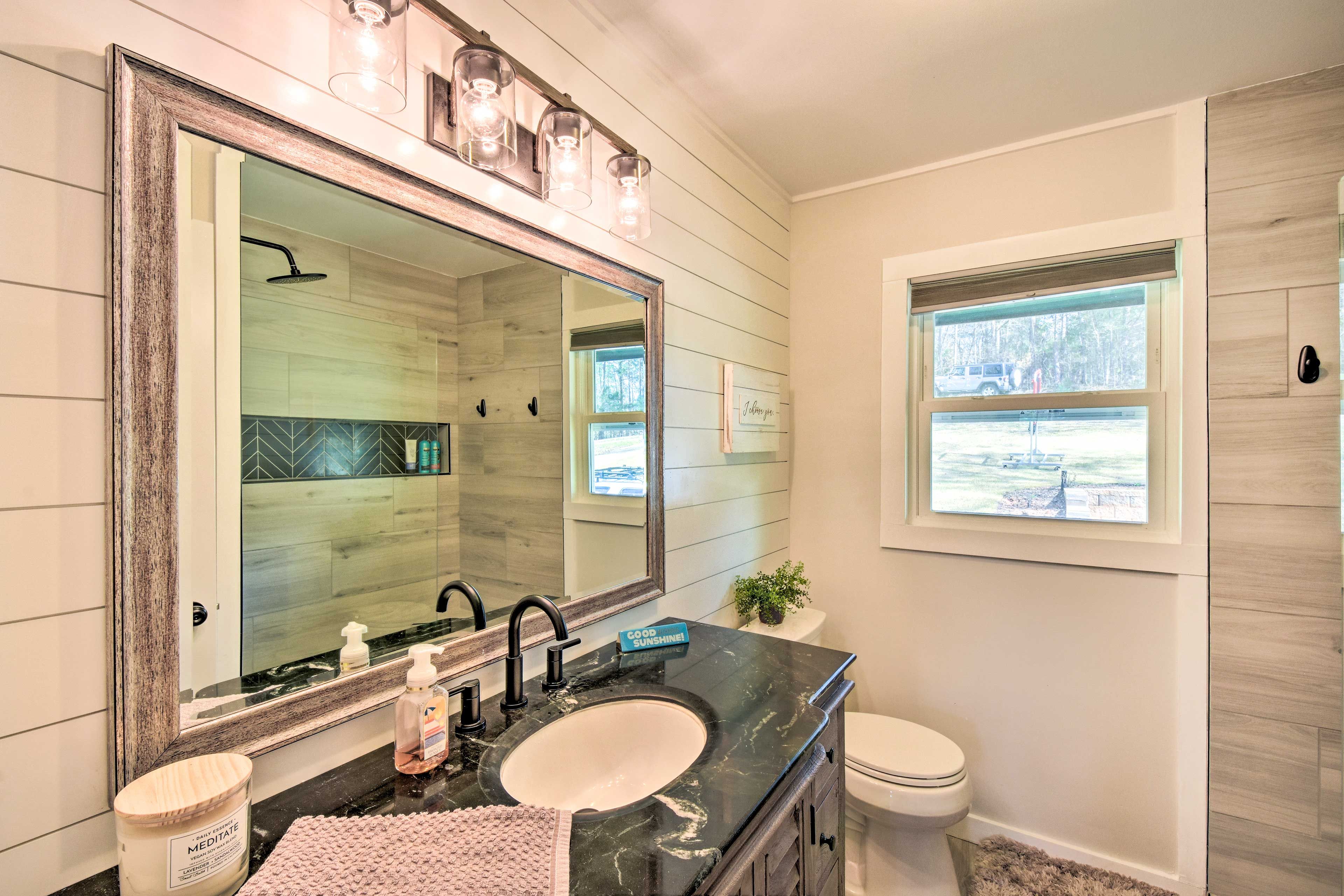 Full Bathroom | Complimentary Toiletries | Towels Provided