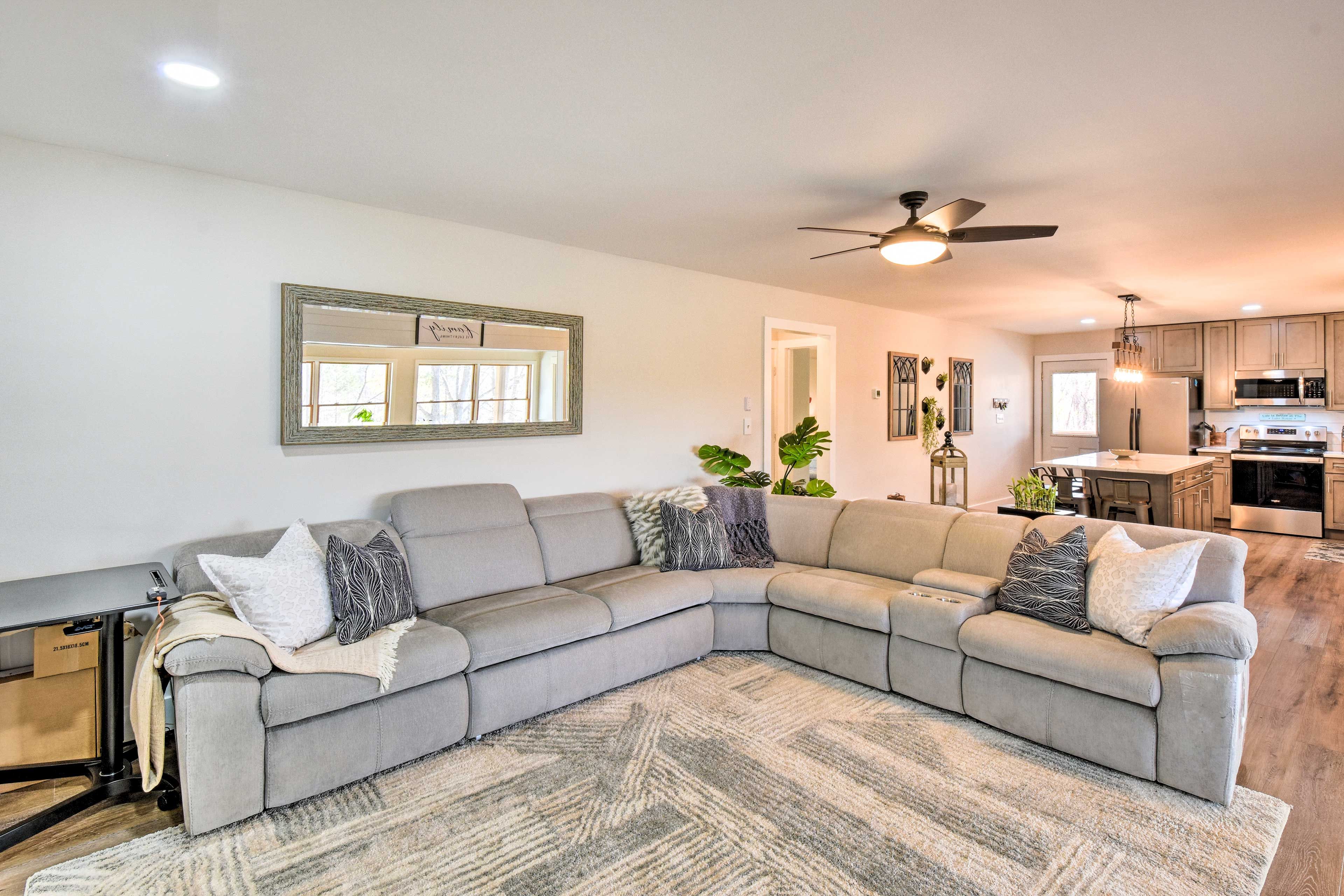 Living Room | Twin Sleeper Sofa | Smart TV | Free WiFi