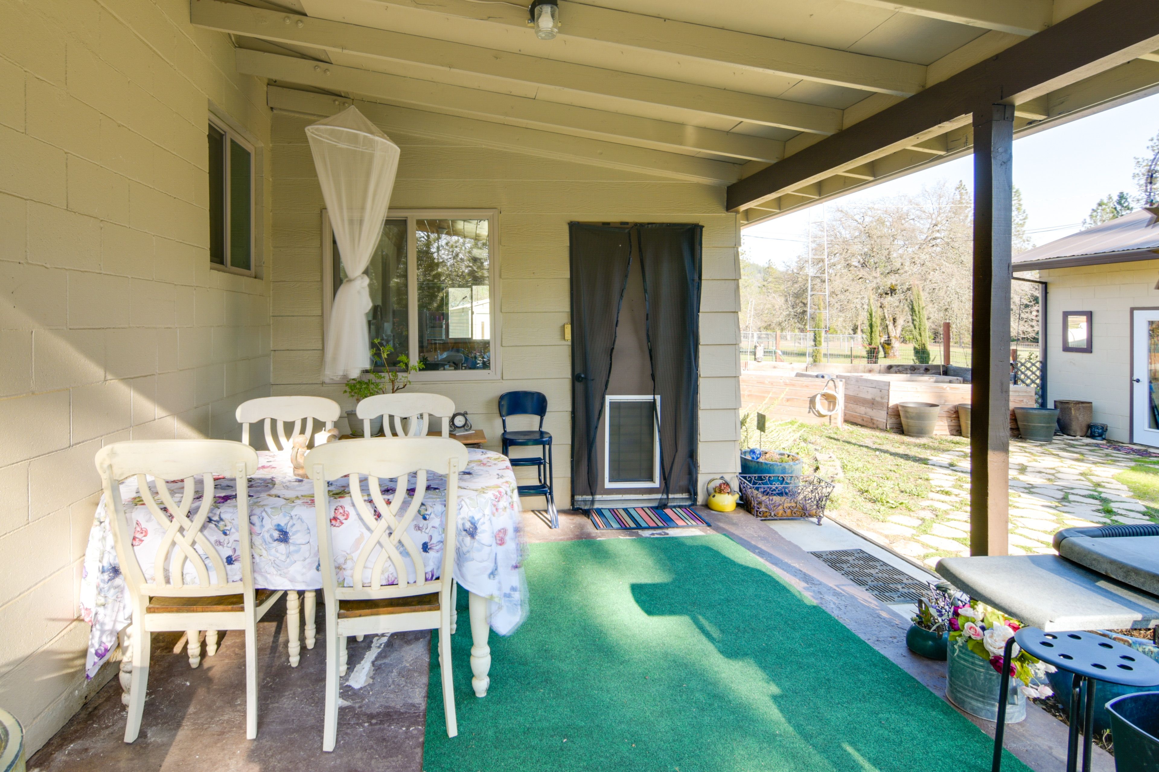Outdoor Space | Gas Grill | Dining Area | Picnic Table