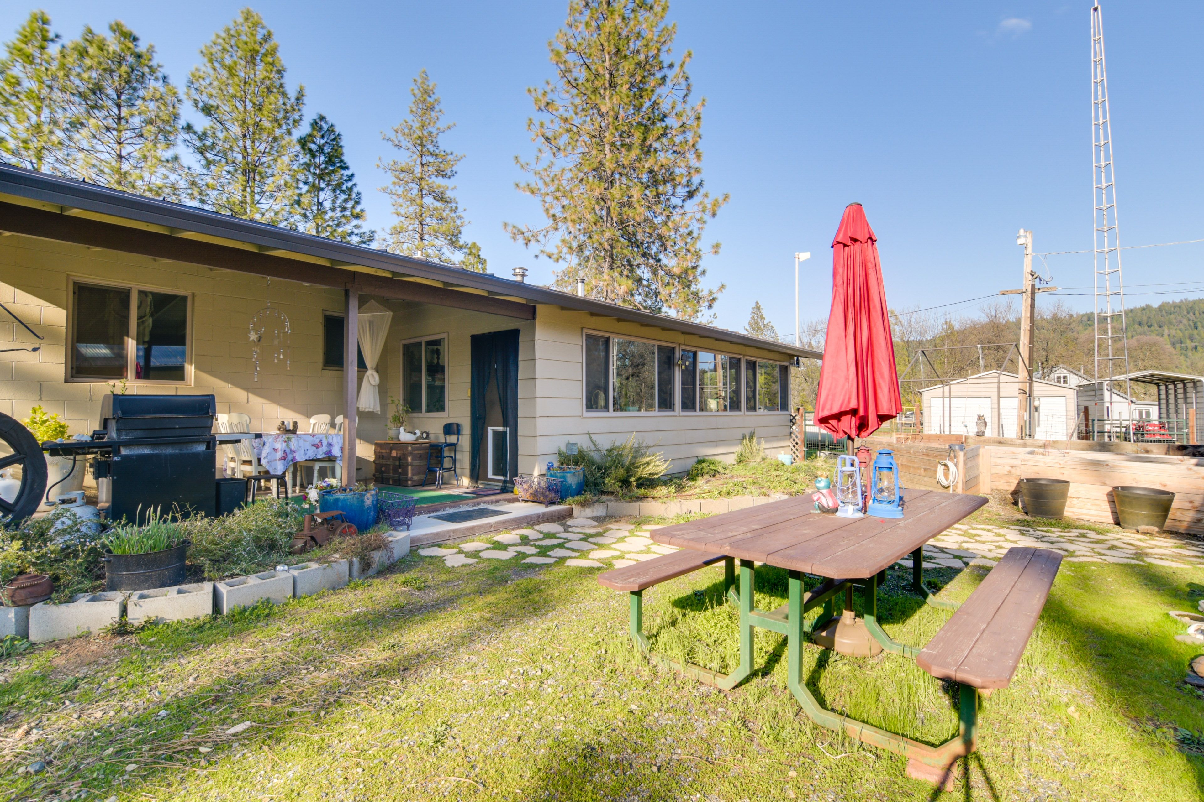 Brownsville Vacation Rental | 2BR | 1BA | 1/2 Step Required to Enter