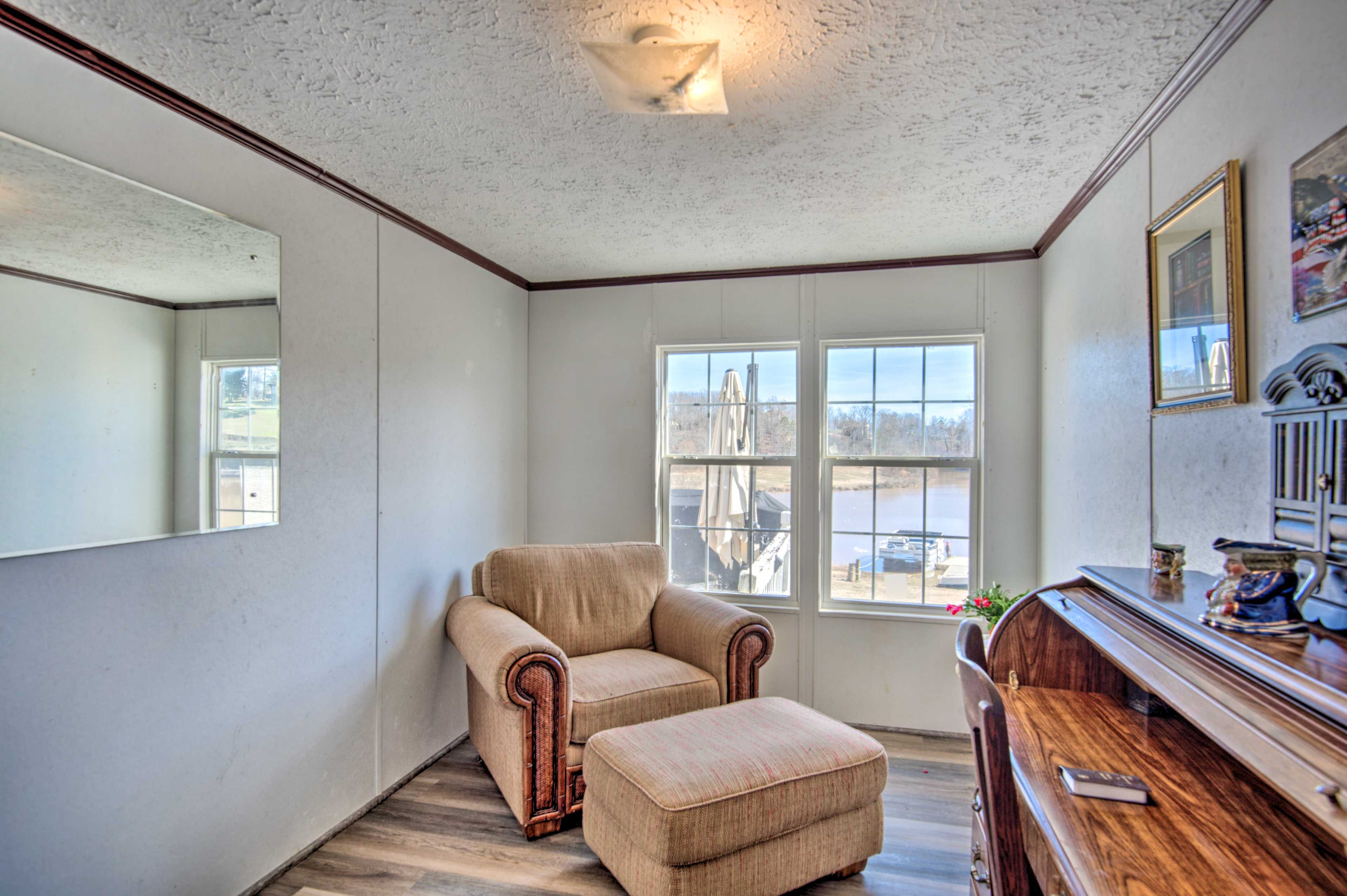 Sitting Area | Desk