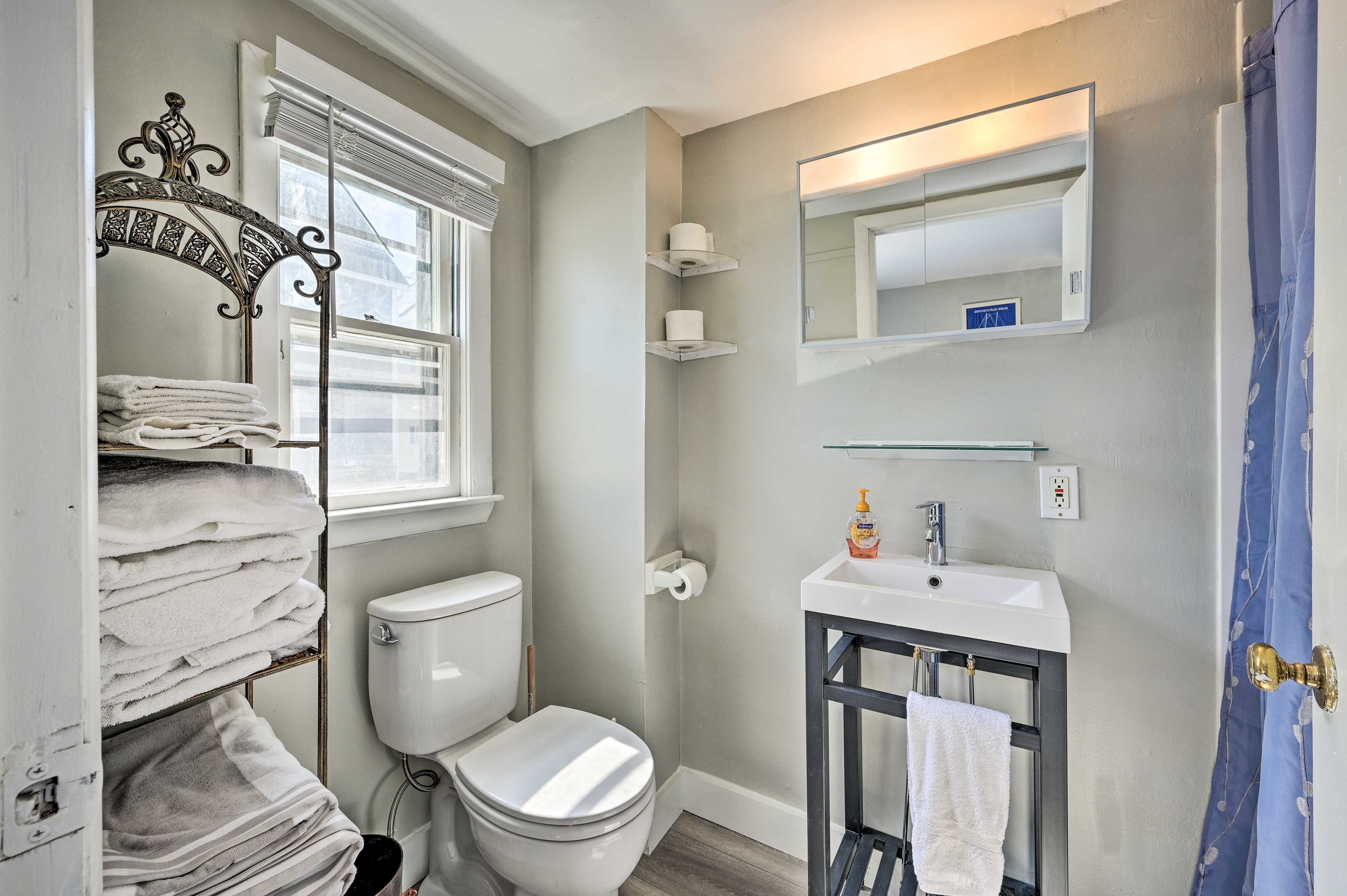 Bathroom | Complimentary Toiletries | Towels Provided