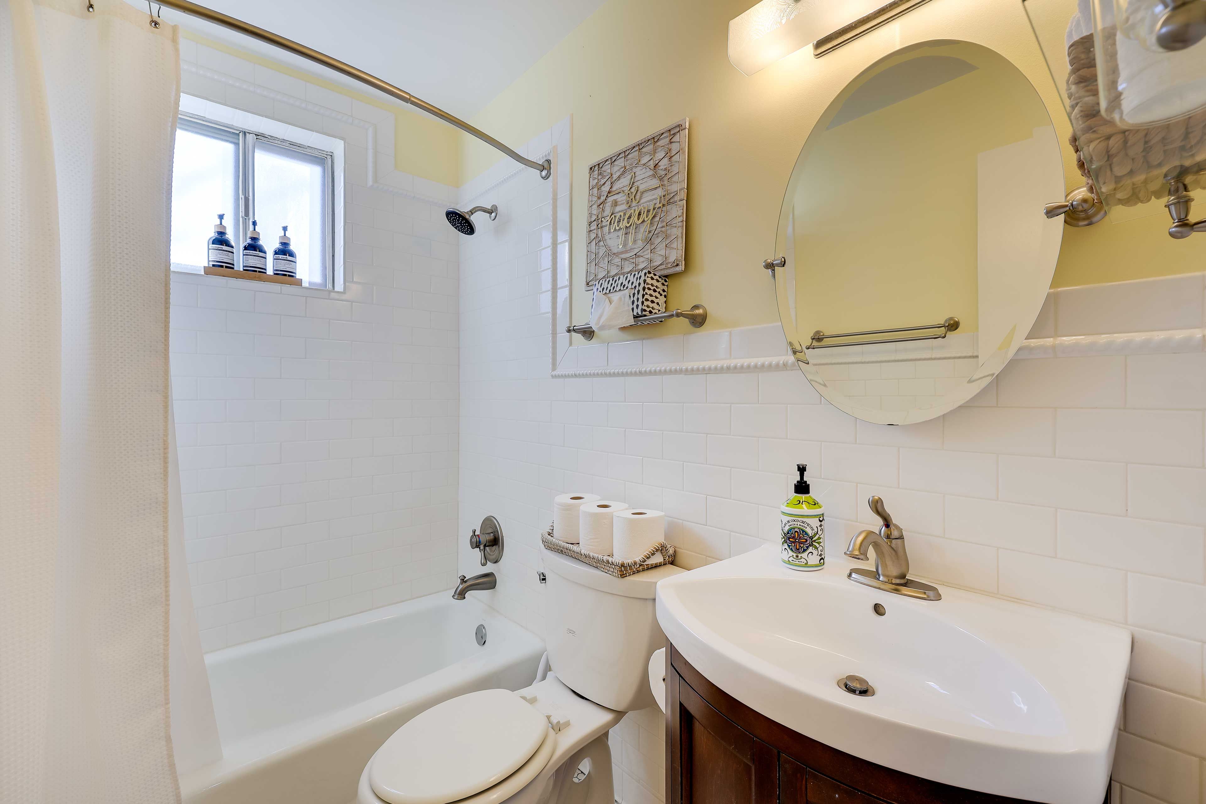 Full Bathroom | 1st Floor | Shower/Tub Combo | Complimentary Toiletries