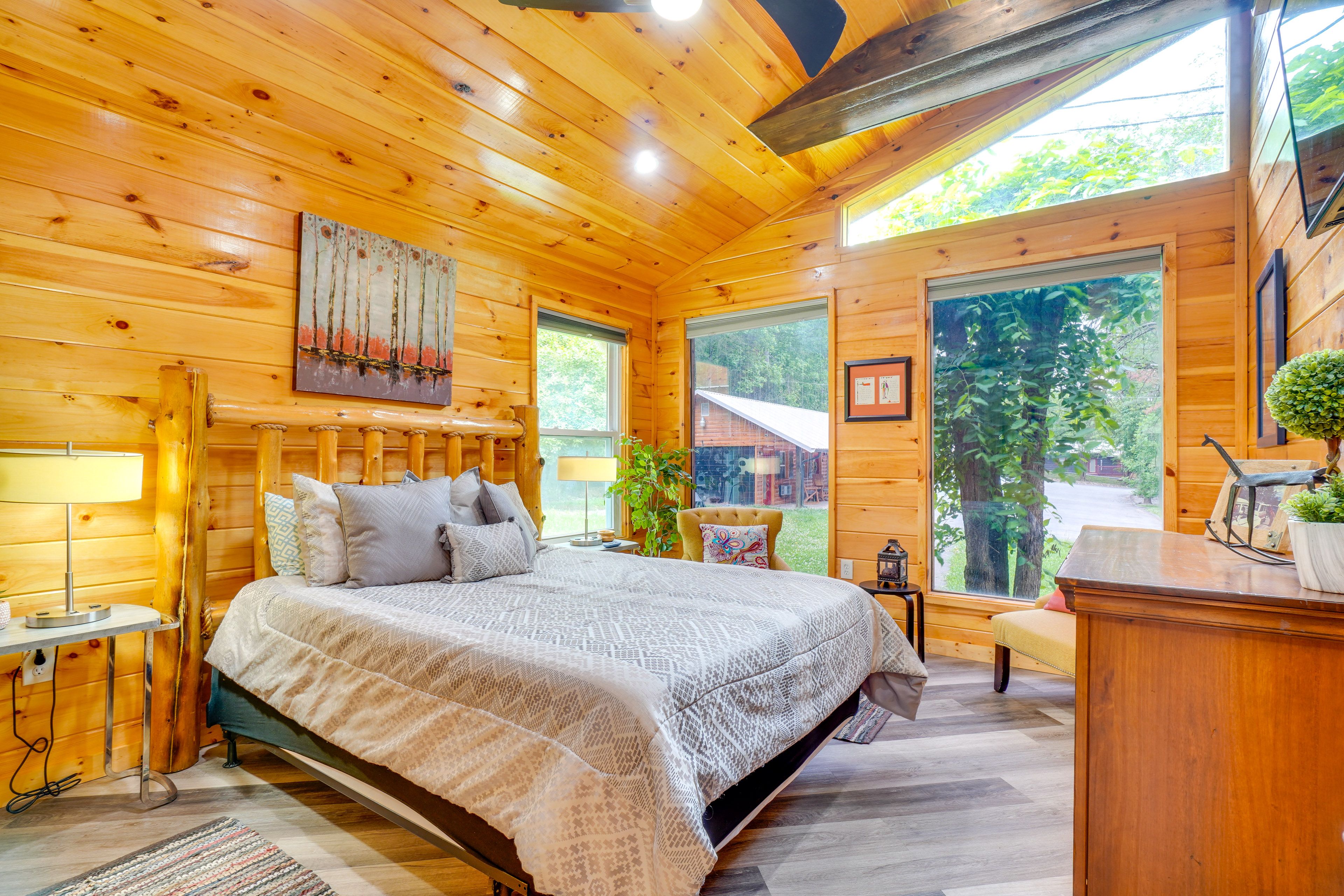 Bedroom 1 | King Bed | Smart TV | Walk-In Closet | Linens Provided